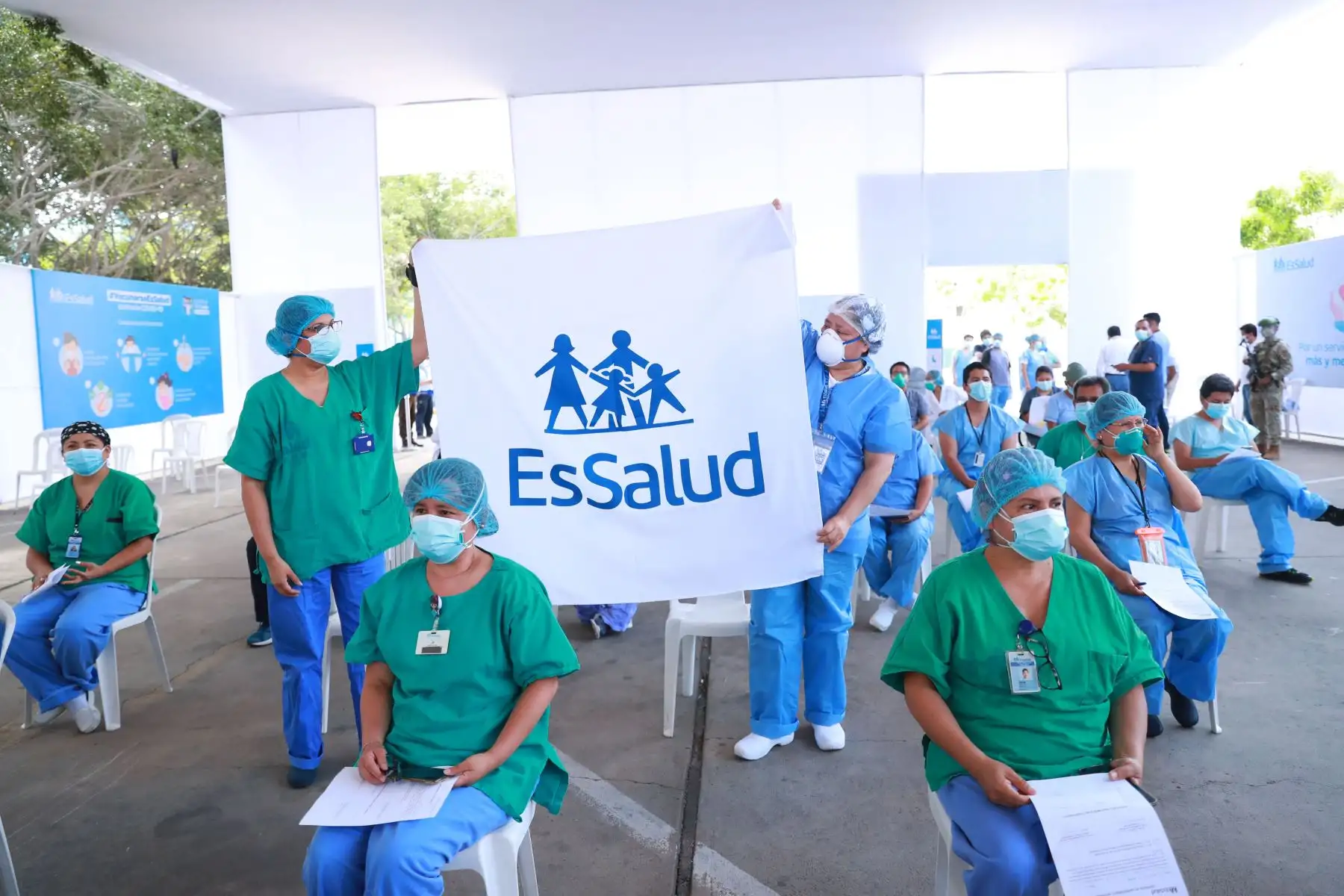 Seguro Social de Salud (EsSalud) inicia  vacunación contra la covid-19 al personal de primera línea.


Foto: ANDINA/Carla Patiño Ramírez