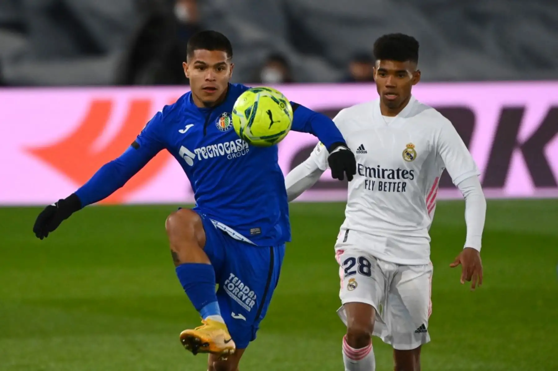 El delantero colombiano del Getafe Cucho Hernández controla el balón junto al centrocampista español del Real Madrid Marvin Park el partido de fútbol de la liga española entre el Real Madrid CF y el Getafe CF en el estadio Alfredo di Stefano de Valdebebas, en las afueras de Madrid el 9 de febrero de 2021. Foto: AFP
