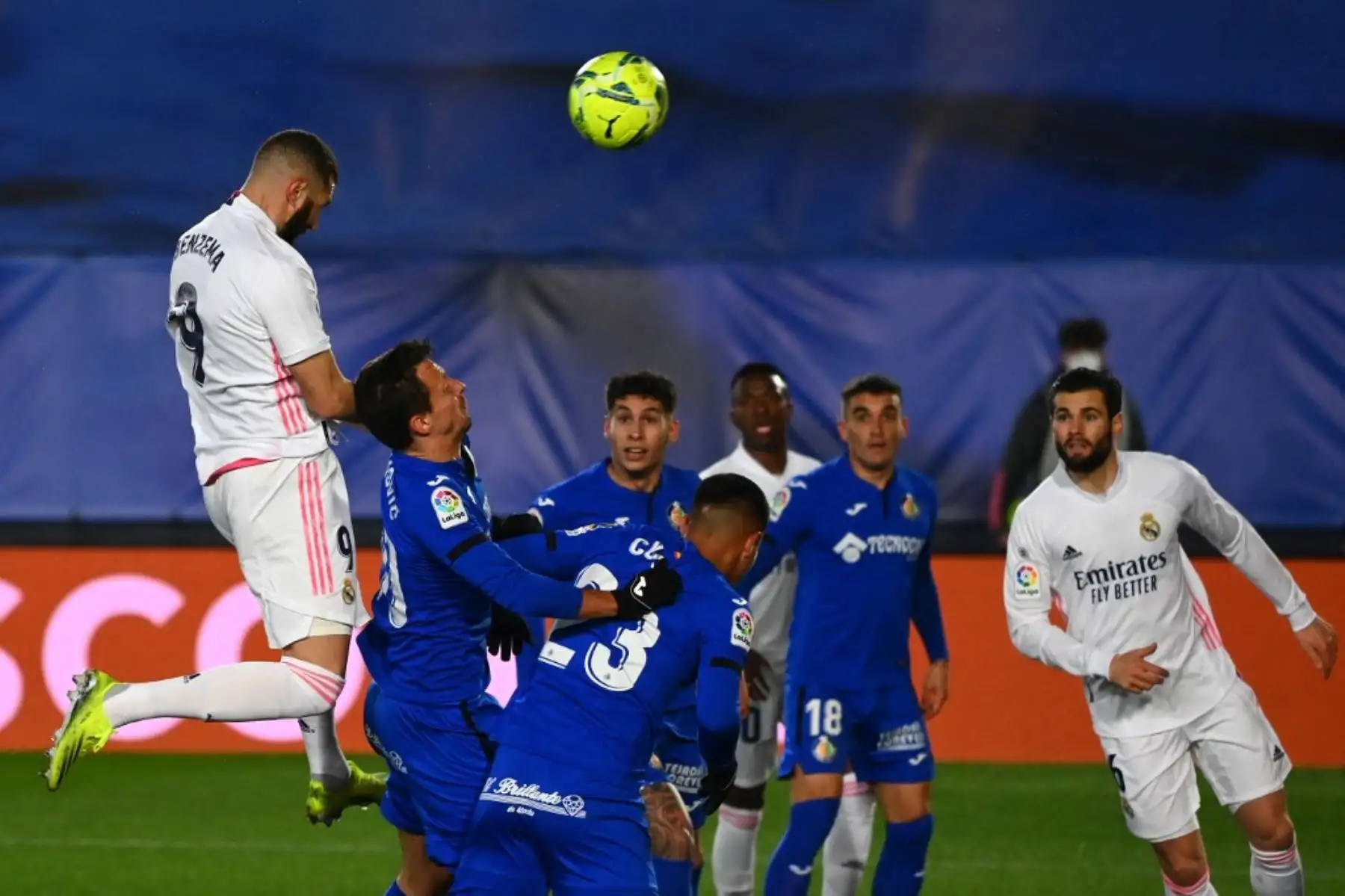 El delantero francés del Real Madrid Karim Benzema salta por el balón durante el partido de fútbol de la liga española entre el Real Madrid CF y el Getafe CF en el estadio Alfredo di Stefano de Valdebebas, en las afueras de Madrid, el 9 de febrero de 2021. Foto: AFP