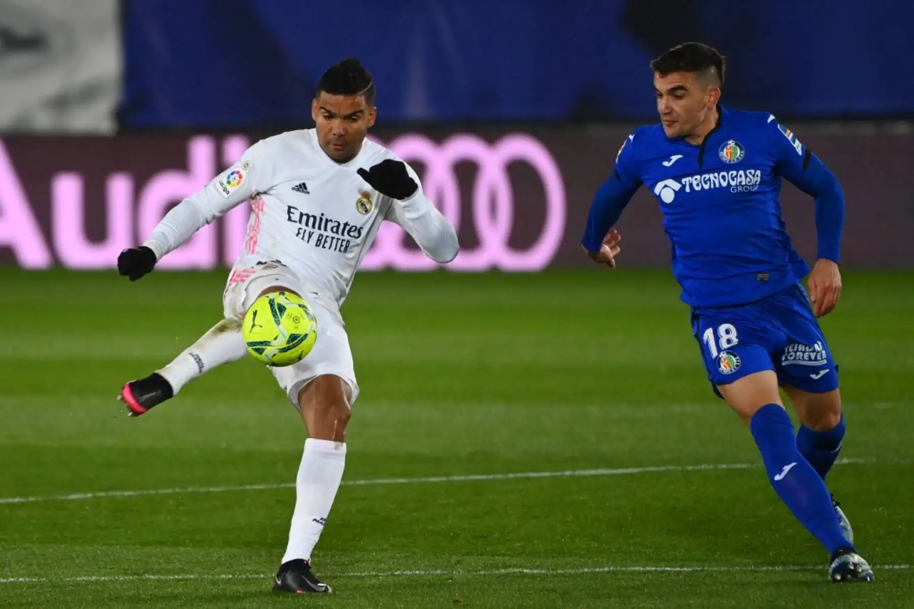 El centrocampista brasileño del Real Madrid Casemiro controla el balón junto al centrocampista uruguayo del Getafe Mauro Arambarri durante el partido de fútbol de la liga española entre el Real Madrid CF y el Getafe CF en el estadio Alfredo di Stefano de Valdebebas, en las afueras de Madrid el 9 de febrero de 2021. Foto: AFP