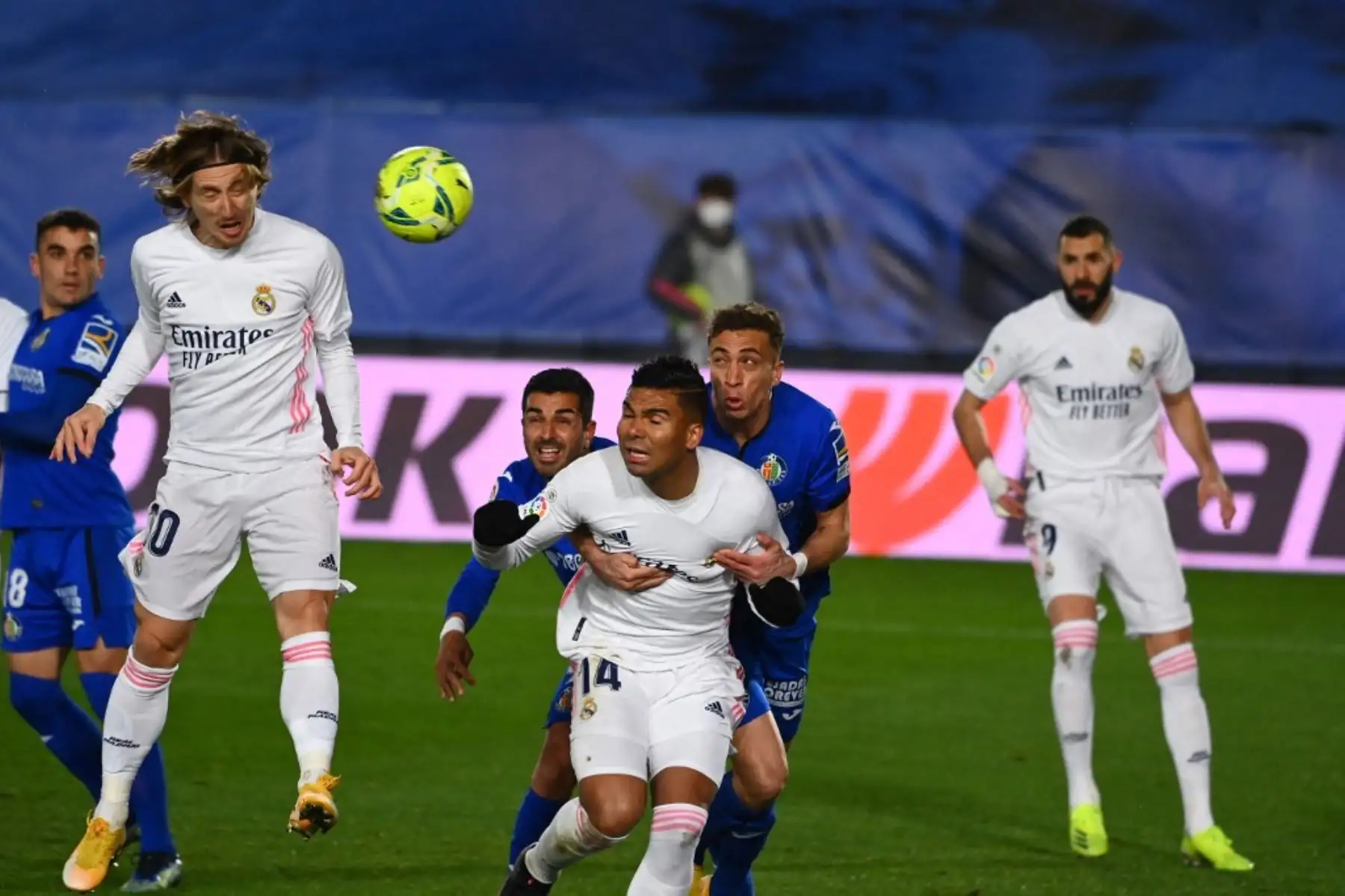 El centrocampista croata del Real Madrid Luka Modric salta por el balón durante el partido de fútbol de la liga española entre el Real Madrid CF y el Getafe CF en el estadio Alfredo di Stefano de Valdebebas, en las afueras de Madrid, el 9 de febrero de 2021. Foto: AFP