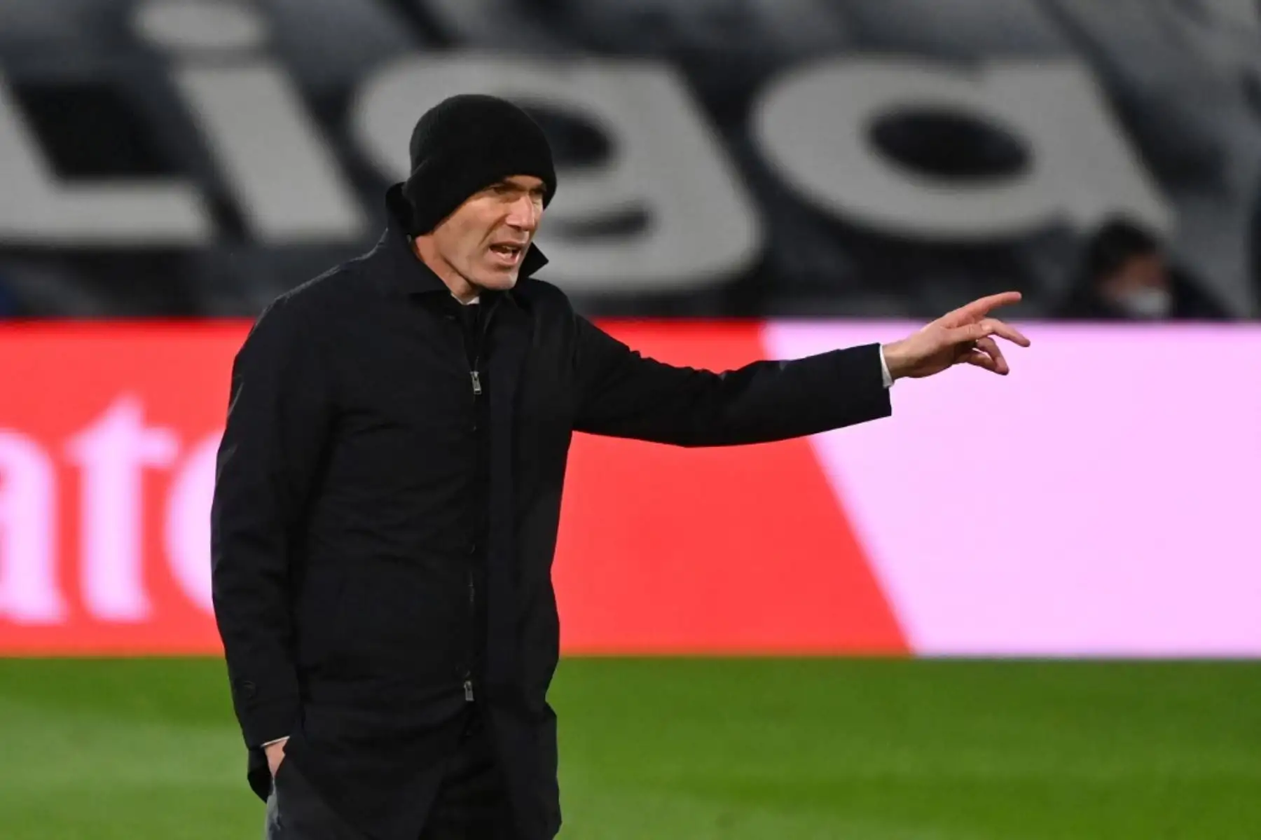 El técnico francés del Real Madrid Zinedine Zidane gesticula durante el partido de fútbol de la liga española entre el Real Madrid CF y el Getafe CF en el estadio Alfredo di Stefano de Valdebebas, en las afueras de Madrid, el 9 de febrero de 2021. Foto: AFP