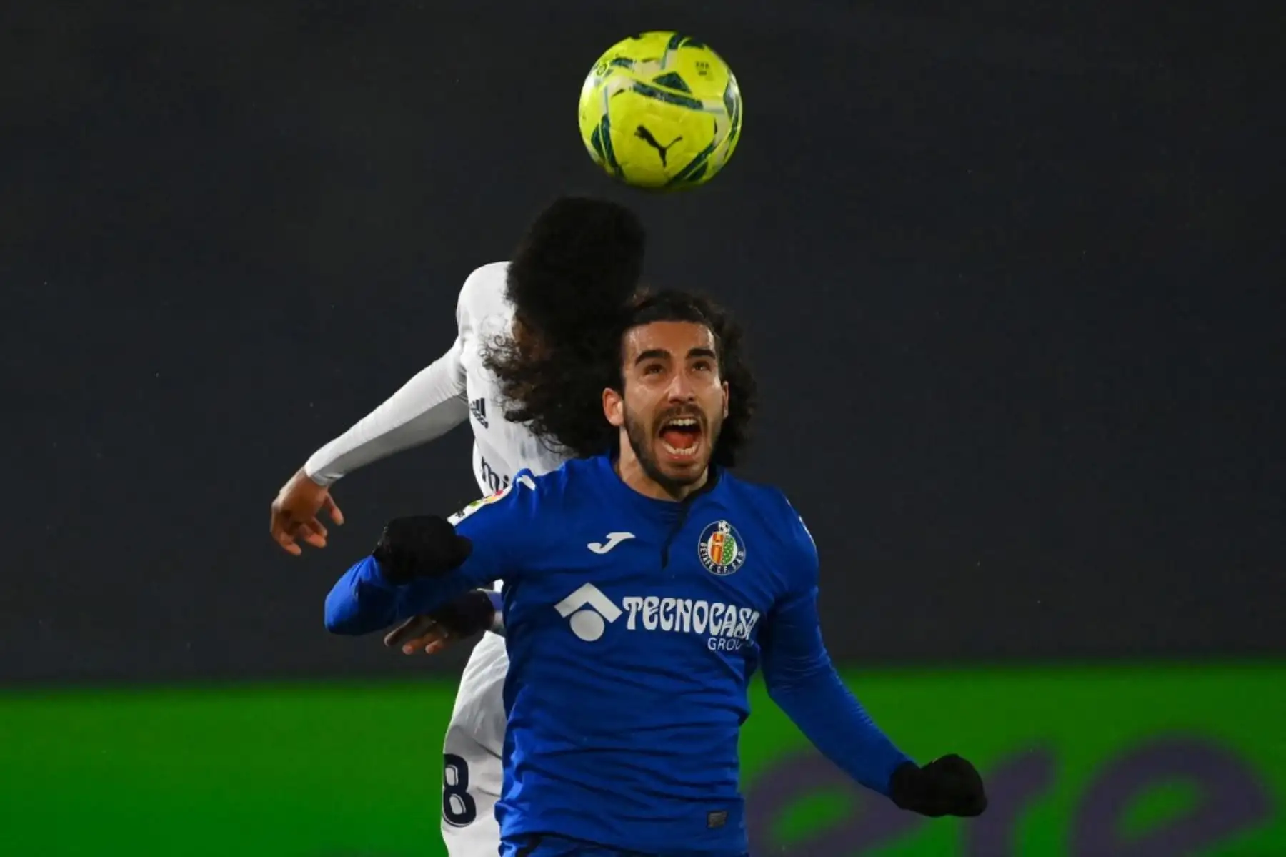 El centrocampista español del Real Madrid Marvin Park desafía al defensa español del Getafe Marc Cucurella durante el partido de la liga española entre el Real Madrid CF y el Getafe CF en el estadio Alfredo di Stefano de Valdebebas, en las afueras de Madrid, el 9 de febrero de 2021. Foto: AFP
