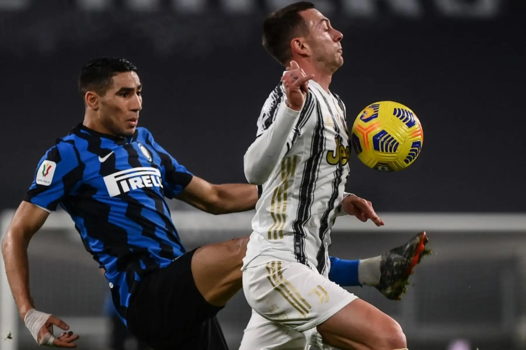 El defensa marroquí del Inter de Milán Achraf Hakimi aborda al delantero italiano de la Juventus Federico Bernardeschi durante el partido de vuelta de la semifinal de la Copa de Italia entre la Juventus de Turín y el Inter de Milán el 9 de febrero de 2021 en el estadio de la Juventus de Turín. Foto: AFP
