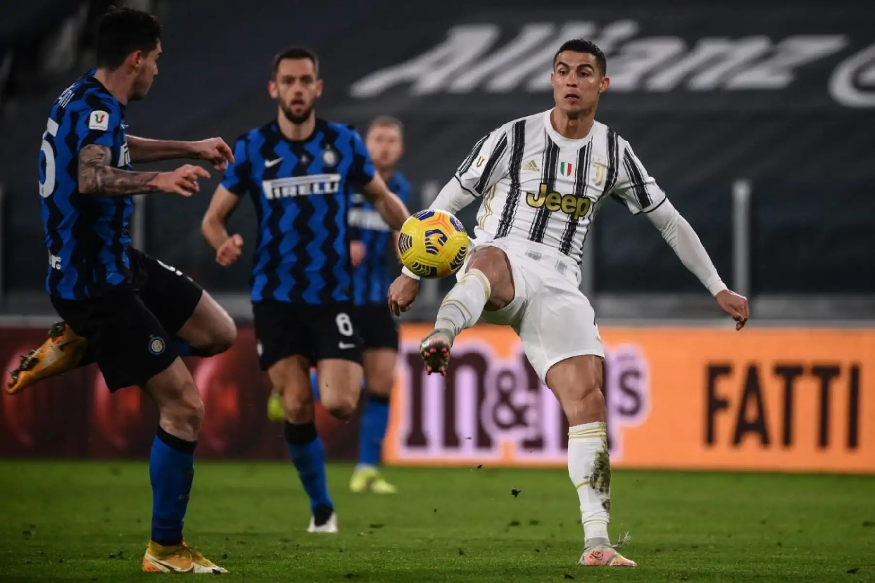 El defensa italiano del Inter de Milán Alessandro Bastoni y el delantero portugués de la Juventus Cristiano Ronaldo van por el balón durante el partido de vuelta de la semifinal de la Copa de Italia entre la Juventus de Turín y el Inter de Milán el 9 de febrero de 2021 en el estadio de la Juventus de Turín. Foto: AFP