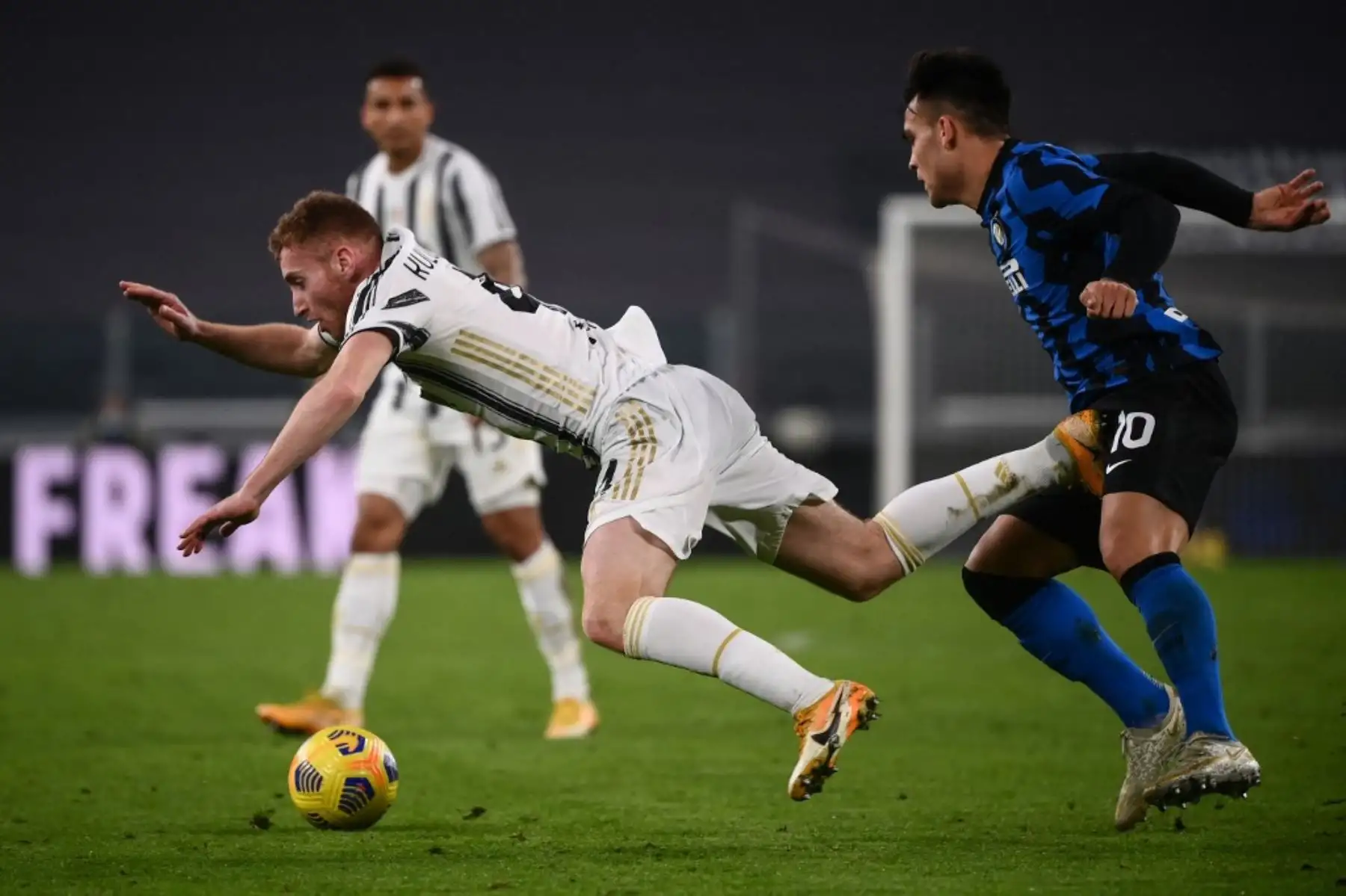 El delantero argentino del Inter de Milán, Lautaro Martínez, aborda al delantero sueco de la Juventus, Dejan Kulusevski, durante el partido de vuelta de la semifinal de la Copa de Italia entre la Juventus de Turín y el Inter de Milán el 9 de febrero de 2021 en el estadio de la Juventus de Turín. Foto: AFP