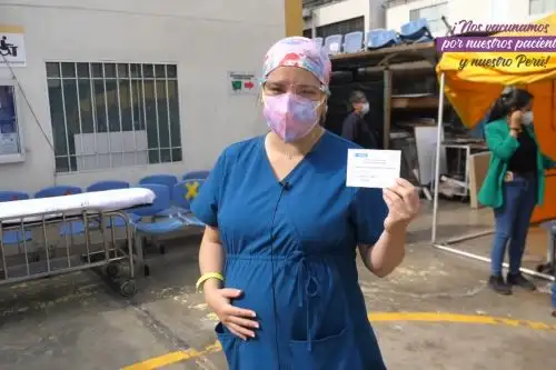 Marisa Cabrera Moresco es médica intensivista y gestante que decidió aplicarse la vacuna contra el covid-19 en esta primera fase de inmunización. Foto: ANDINA/Captura de video Colegio Médico