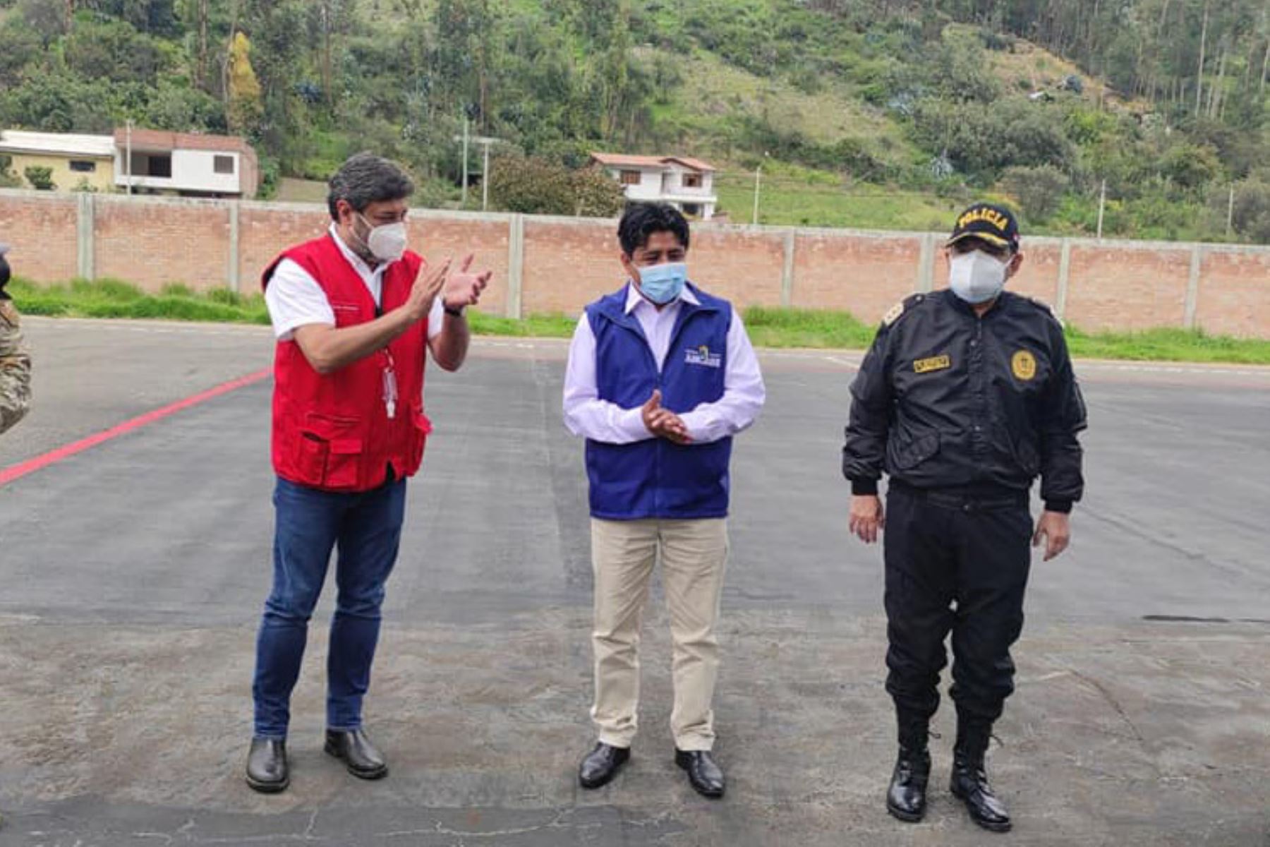 Ministro de Educación, Ricardo Cuenca, llega a la región Ancash con el primer lote de las vacunas de Sinophram para inmunizar al personal de salud de la región.
Foto: Cortesía Gonzalo Horma
