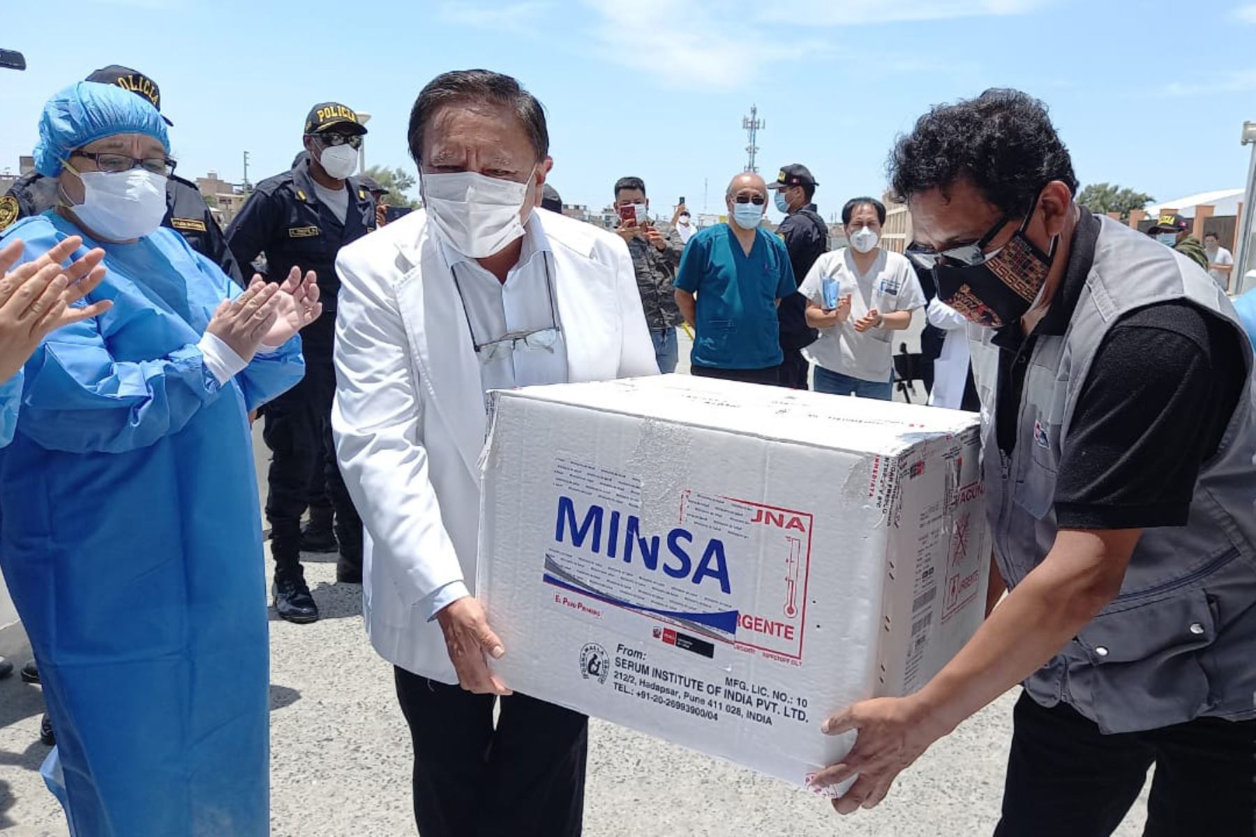 Ministro de Educación, Ricardo Cuenca, llega a la región Ancash con el primer lote de las vacunas de Sinophram para inmunizar al personal de salud de la región.
Foto: Cortesía Gonzalo Horma