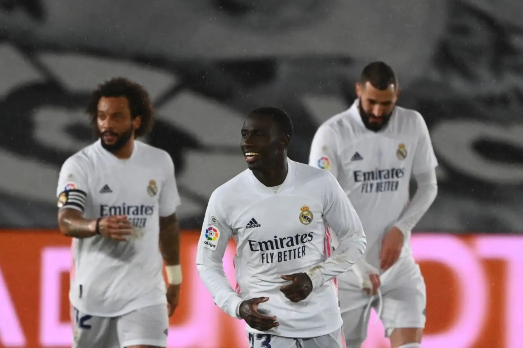 El defensor francés del Real Madrid Ferland Mendy celebra tras anotar durante el partido de fútbol de la liga española entre el Real Madrid CF y el Getafe CF en el estadio Alfredo di Stefano de Valdebebas, en las afueras de Madrid, el 9 de febrero de 2021. Foto: AFP
