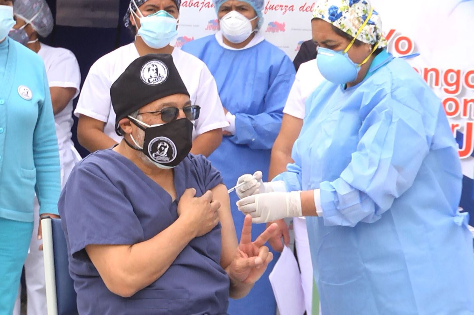 Médico José Jordán Morales recibe la primera dosis de la vacuna contra el covid-19 en la región Junín. Foto: ANDINA / Pedro Tinoco.