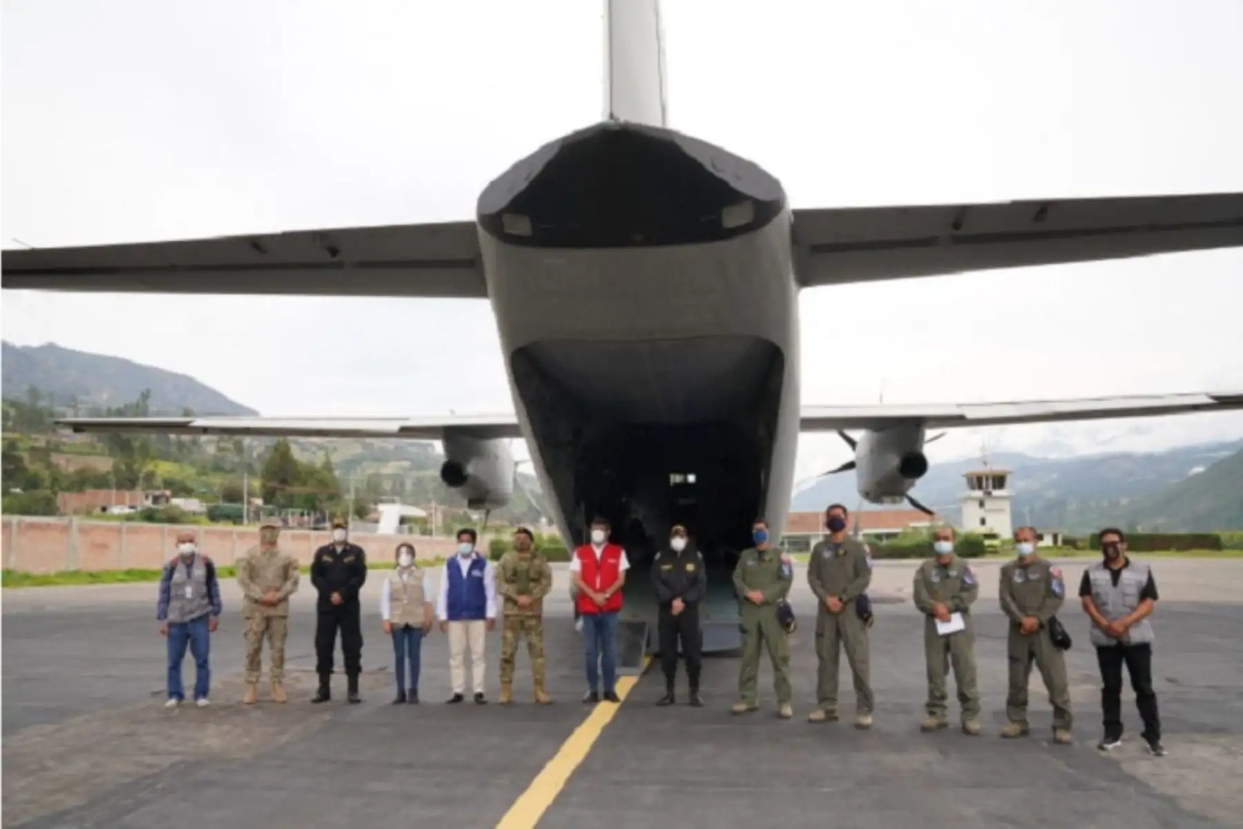 En el aeropuerto de Anta, en la región Áncash, el  ministro de Educación, Ricardo Cuenca, supervisó la llegada del primer lote de más 3, 000 vacunas.