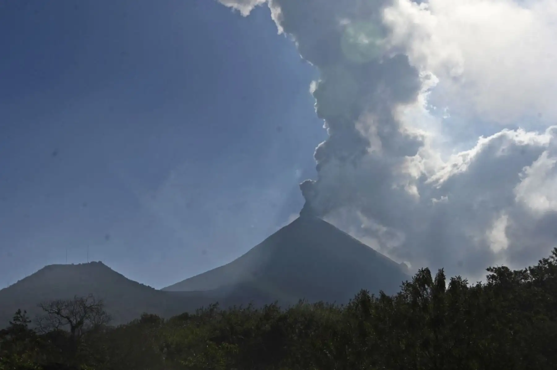 El volcán Pacaya, ubicado a 50 kilómetros de la ciudad de Guatemala, entra en erupción en San Vicente Pacaya, Guatemala, el 9 de febrero de 2021. Guatemala mantiene alerta por la fuerte actividad del volcán Pacaya, cerca de la capital, que ha generado intensas explosiones y lluvia de cenizas en comunidades cercanas. Foto: AFP