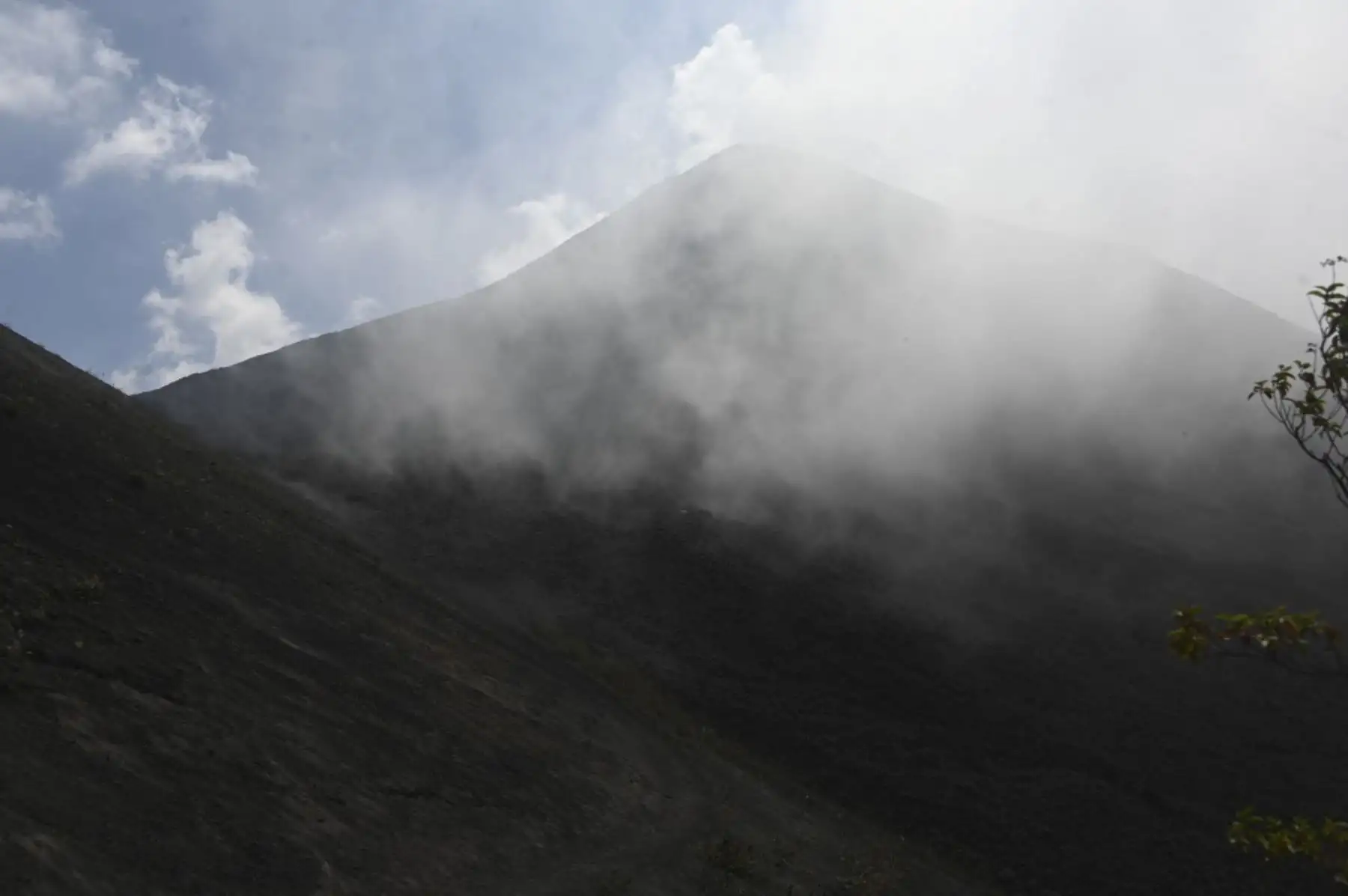 El volcán Pacaya, ubicado a 50 kilómetros de la ciudad de Guatemala, entra en erupción en San Vicente Pacaya, Guatemala, el 9 de febrero de 2021. Guatemala mantiene alerta por la fuerte actividad del volcán Pacaya, cerca de la capital, que ha generado intensas explosiones y lluvia de cenizas en comunidades cercanas. Foto: AFP