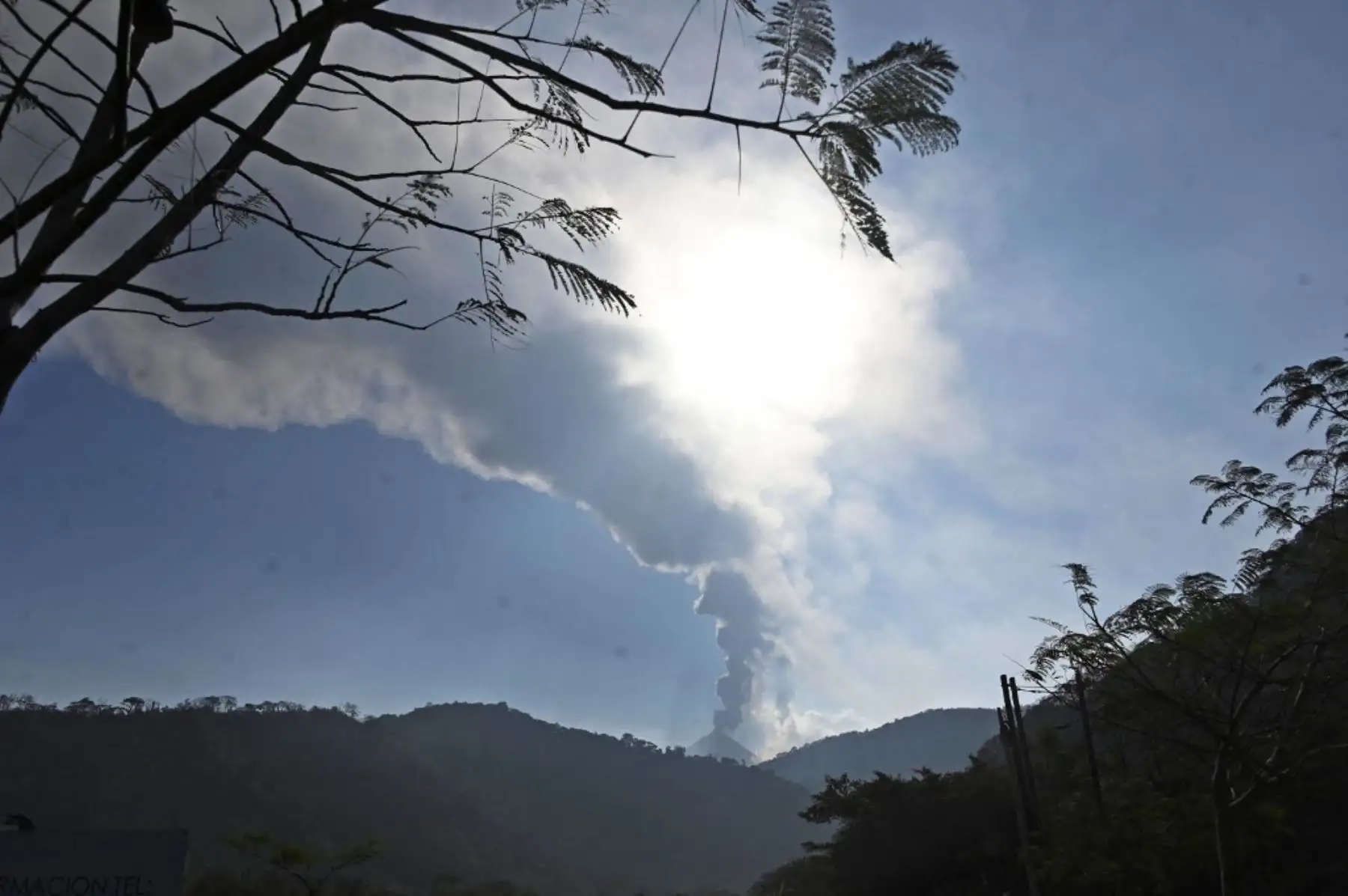 El volcán Pacaya, ubicado a 50 kilómetros de la ciudad de Guatemala, entra en erupción en San Vicente Pacaya, Guatemala, el 9 de febrero de 2021. Guatemala mantiene alerta por la fuerte actividad del volcán Pacaya, cerca de la capital, que ha generado intensas explosiones y lluvia de cenizas en comunidades cercanas. Foto: AFP
