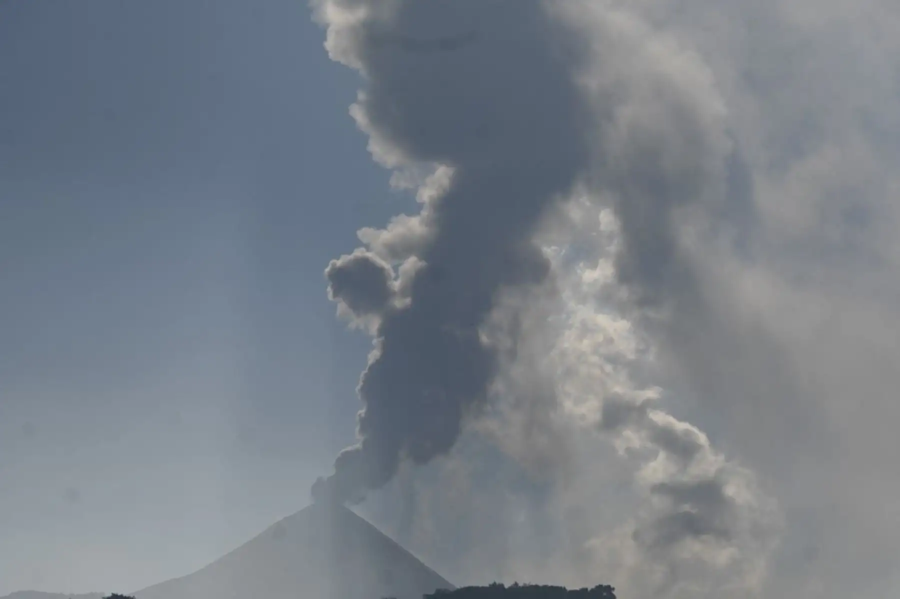 El volcán Pacaya, ubicado a 50 kilómetros de la ciudad de Guatemala, entra en erupción en San Vicente Pacaya, Guatemala, el 9 de febrero de 2021. Guatemala mantiene alerta por la fuerte actividad del volcán Pacaya, cerca de la capital, que ha generado intensas explosiones y lluvia de cenizas en comunidades cercanas. Foto: AFP