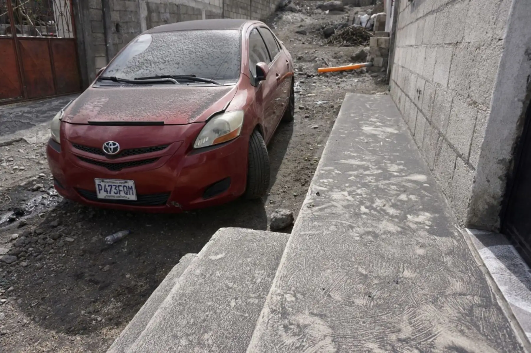 Un automóvil estacionado se encuentra cubierto de cenizas del volcán Pacaya en erupción en San Vicente Pacaya, Guatemala, el 9 de febrero de 2021. Guatemala mantiene alerta por la fuerte actividad del volcán Pacaya, cerca de la capital, que ha generado intensas explosiones y lluvia de cenizas en comunidades cercanas. Foto: AFP