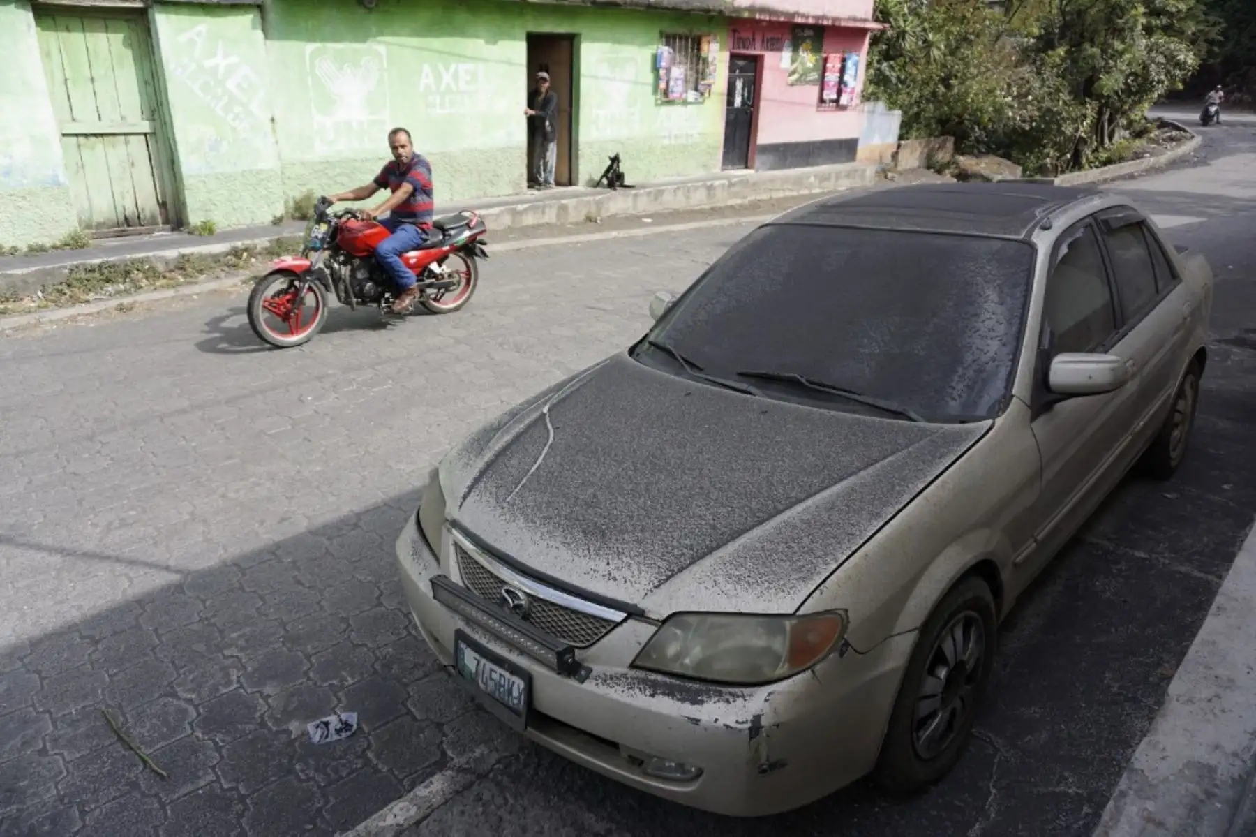 Un automóvil estacionado se encuentra cubierto de cenizas del volcán Pacaya en erupción en San Vicente Pacaya, Guatemala, el 9 de febrero de 2021. Guatemala mantiene alerta por la fuerte actividad del volcán Pacaya, cerca de la capital, que ha generado intensas explosiones y lluvia de cenizas en comunidades cercanas. Foto: AFP