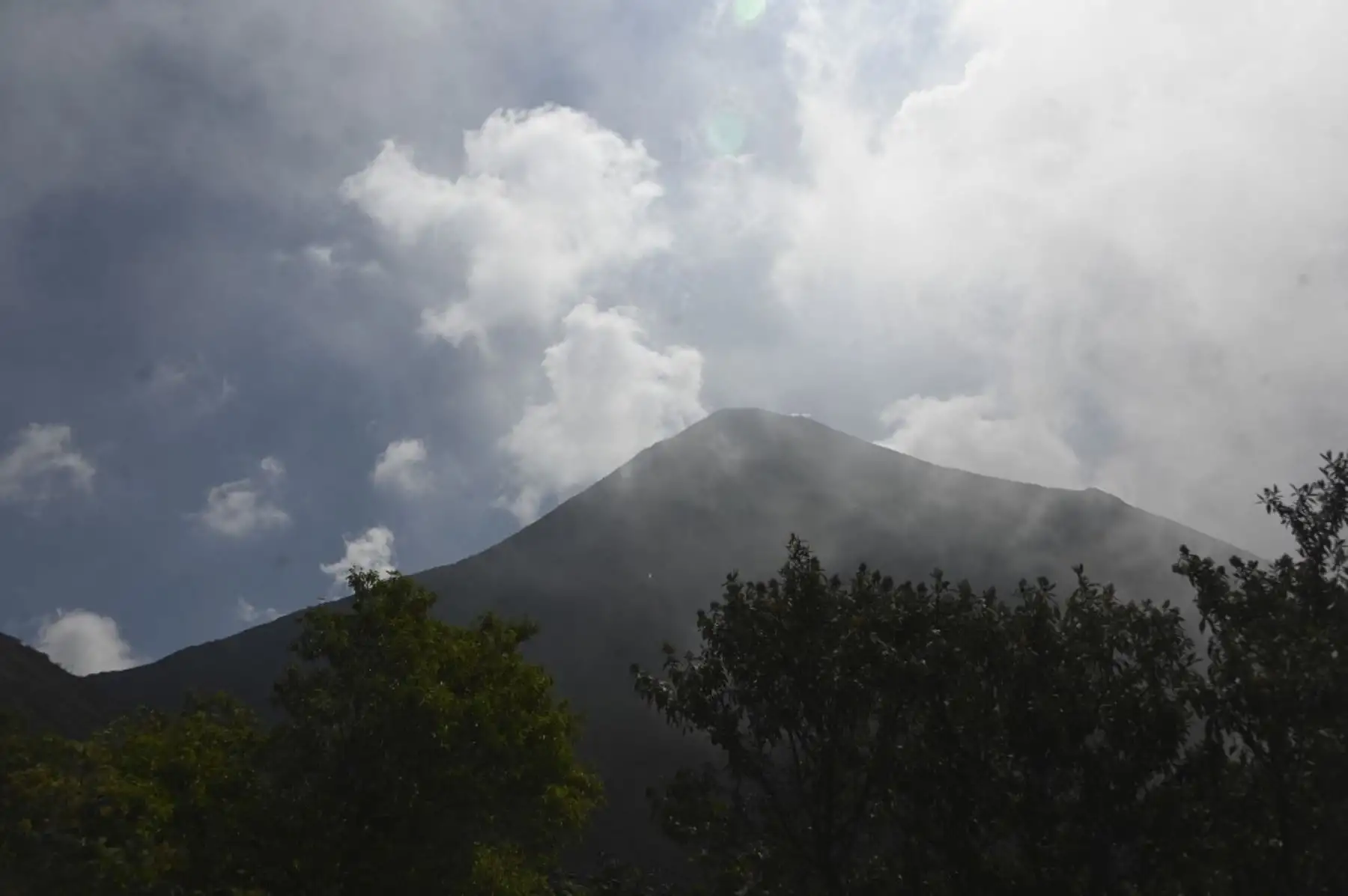 El volcán Pacaya, ubicado a 50 kilómetros de la ciudad de Guatemala, entra en erupción en San Vicente Pacaya, Guatemala, el 9 de febrero de 2021. Guatemala mantiene alerta por la fuerte actividad del volcán Pacaya, cerca de la capital, que ha generado intensas explosiones y lluvia de cenizas en comunidades cercanas. Foto: AFP