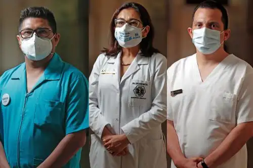 El licenciado en Enfermería Jackson Jeffrey Shuña Ramírez, los médicos Giuliana Patricia Matos Iberico y el capitán EP Raúl Ernesto Porras Serna recibieron primera dosis de vacuna. Foto: ANDINA/Prensa Presidencia