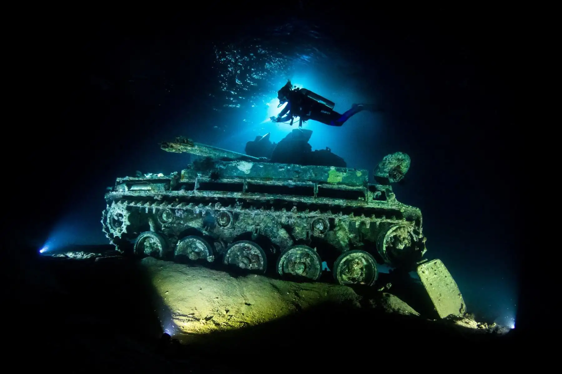 Reclaimed by the Ocean. Fotografía ganadora del segundo premio en la categoría: Wrecks. Era tarde y el sol se estaba poniendo sobre el árido paisaje de la ciudad más al sur de Jordania, Aqaba. Un grupo de fotógrafos submarinos estábamos esperando ansiosos que llegara la noche para poder entrar al agua y explorar la enorme variedad de maquinaria militar hundida a propósito para el disfrute de los buceadores en este lugar.