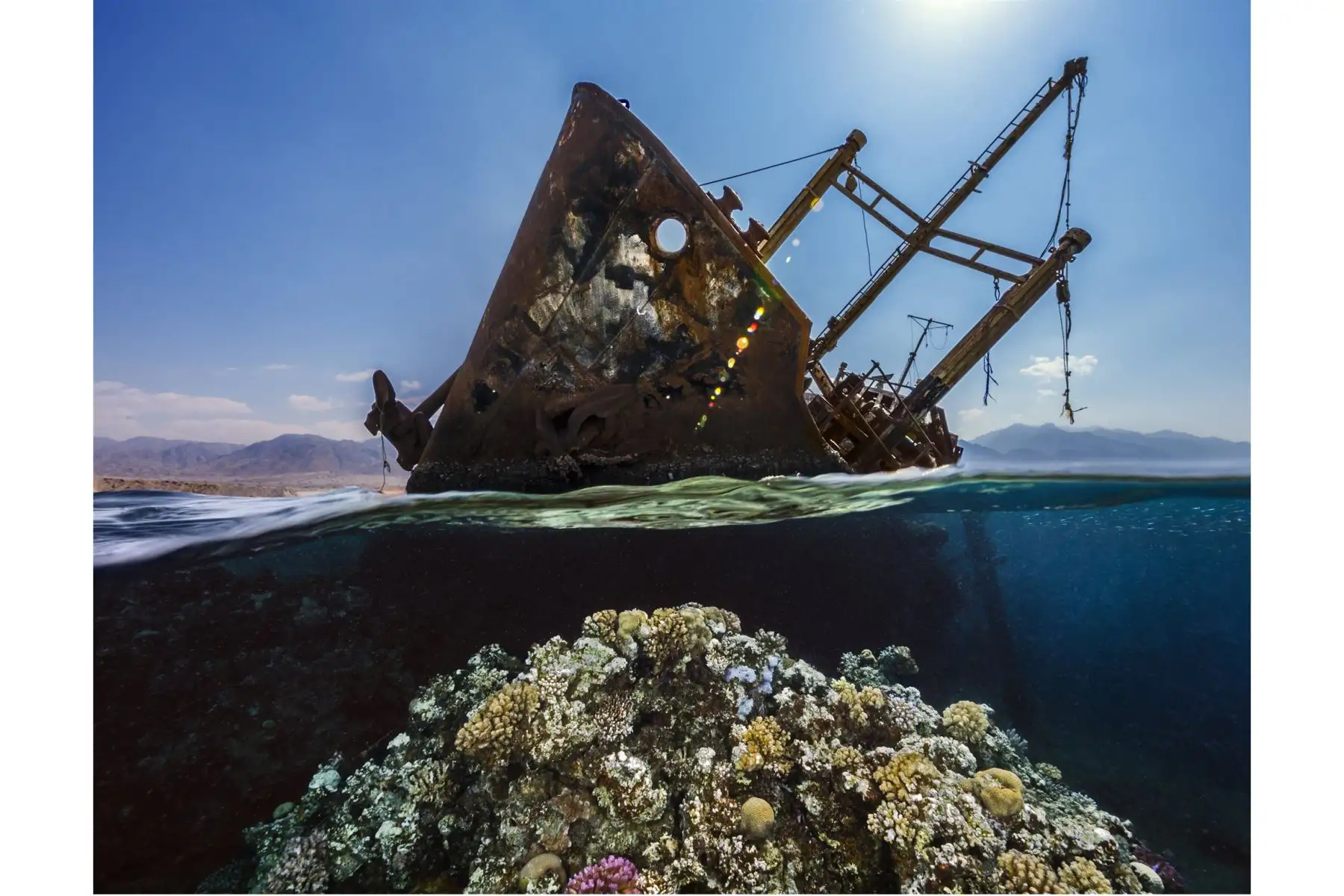 Golden Hour at the Georgios. Fotografía ganadora del tercer premio en la categoría: Wrecks. Esta imagen del naufragio del Georgios fue tomada en Neom, Arabia Saudita, concretamente en el golfo de Aqaba, en el Mar Rojo.Foto: Renee Capozzola / UPY 2021