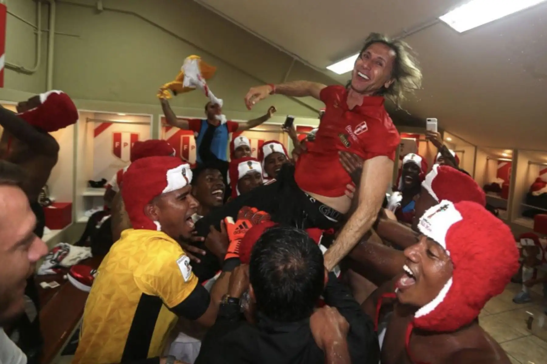 Ricardo Gareca director técnico de la selección peruana, festeja la clasificación al Mundial Rusia 2018. Foto: ANDINA/FPF