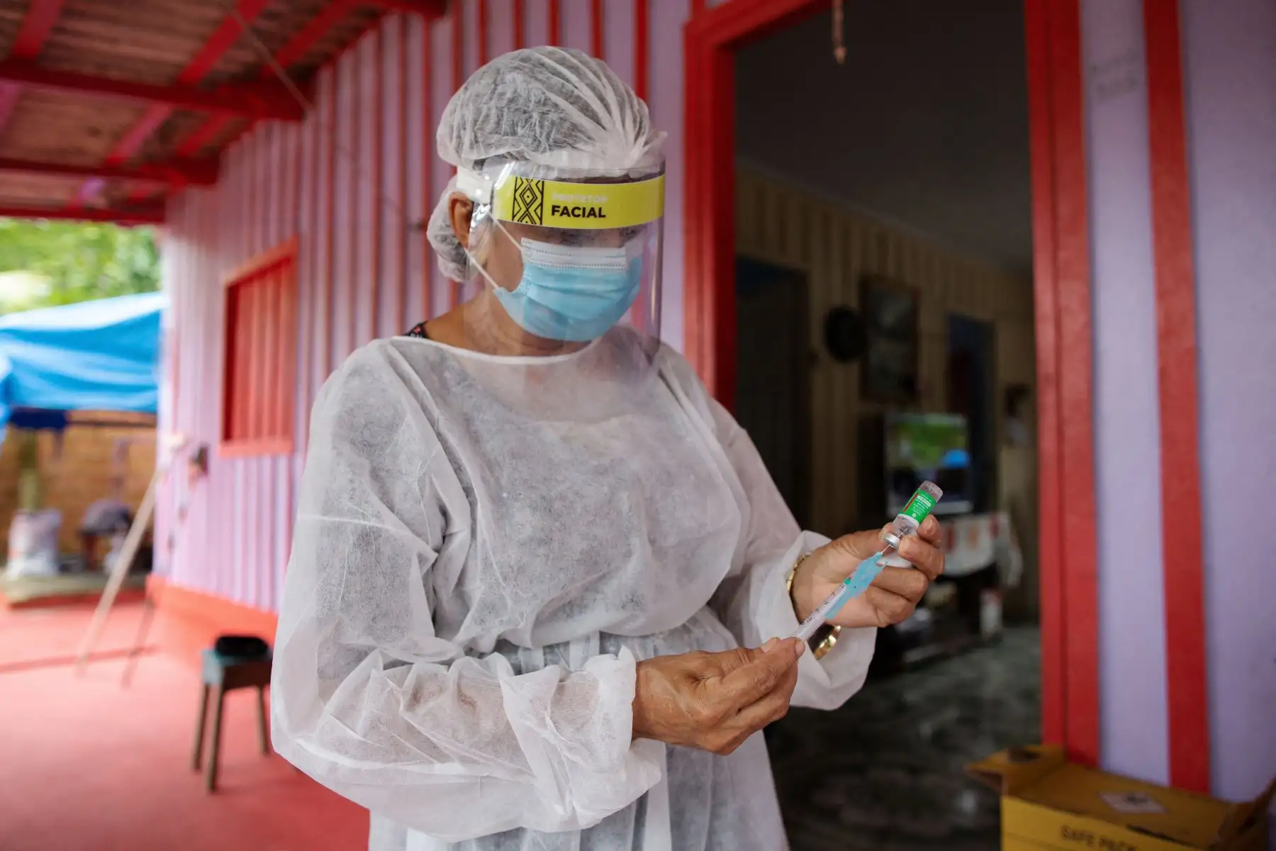 La enfermera Janete Da Silva Oliveira prepara una dosis de la vacuna COVID-19 Oxford-AstraZeneca en la comunidad Nossa Senhora Livramento a orillas del Río Negro cerca de Manaus, Amazonas, en Brasil. Foto: AFP