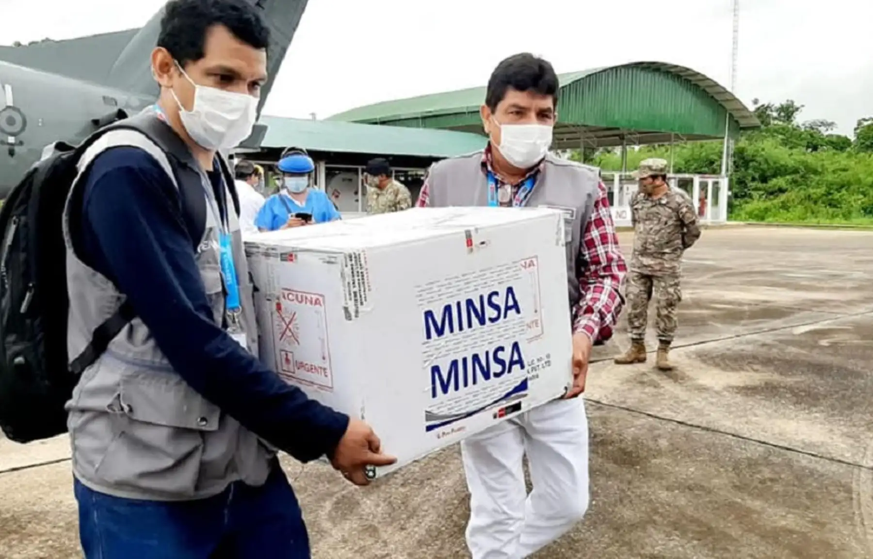 El primer lote de 502 dosis de la vacuna contra el covid-19 llegó hoy a la región Madre de Dios, lo que permitirá inmunizar a los profesionales de la salud que están en la primera línea de lucha contra la pandemia. Foto: Facebook/Gobierno Regional de Madre de Dios