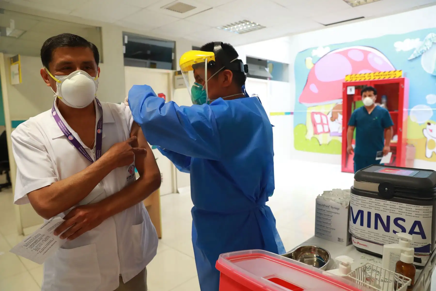 Dr. Juan Díaz, Médico Gineco Obstetra de la Maternidad de Lima recibe primera dosis de vacuna para el covid-19.

Foto:ANDINA/ Carla Patiño