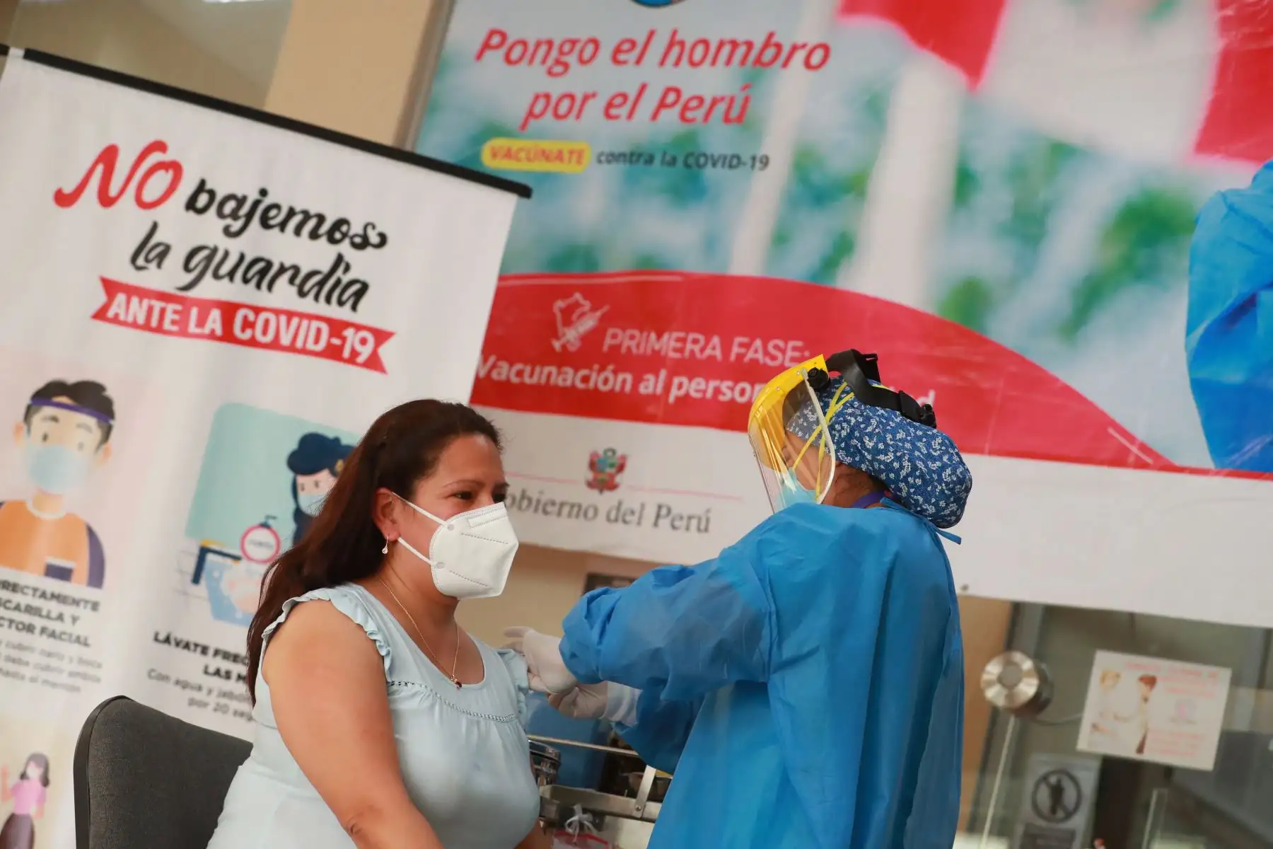 Enfermera Maria Elena Sánchez, trabajadora de primera línea en el Hospital Perinatal, Maternidad de Lima recibe primera dosis de vacuna para el covid-19.

Foto: ANDINA / Carla Patiño