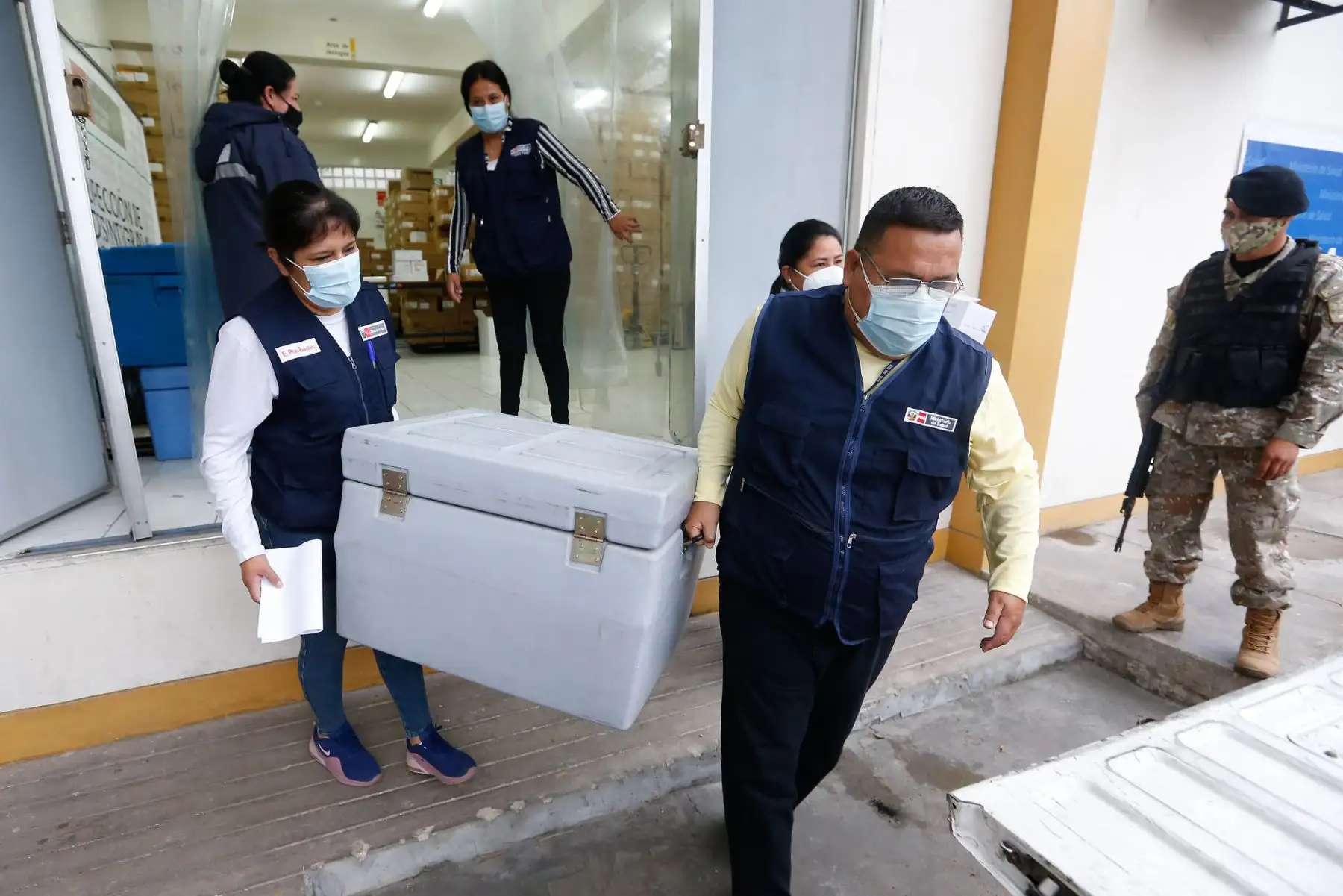 Distribución de vacunas contra la covid-19 para el inicio de vacunación a profesionales de la salud en Lima Este.

Foto: ANDINA/Minsa