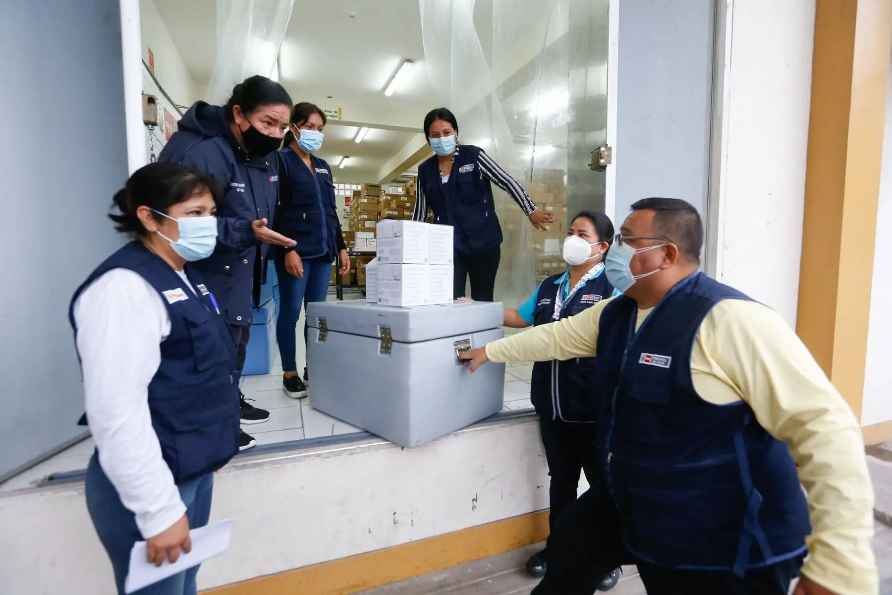 Distribución de vacunas contra la covid-19 para el inicio de vacunación a profesionales de la salud en Lima Este.

Foto: ANDINA/Minsa