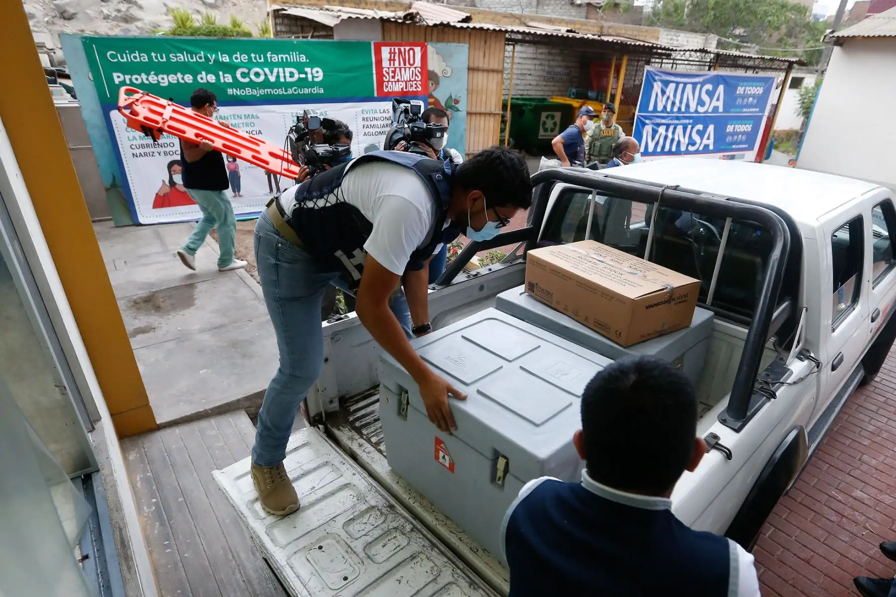 Distribución de vacunas contra la covid-19 para el inicio de vacunación a profesionales de la salud en Lima Este.

Foto: ANDINA/Minsa