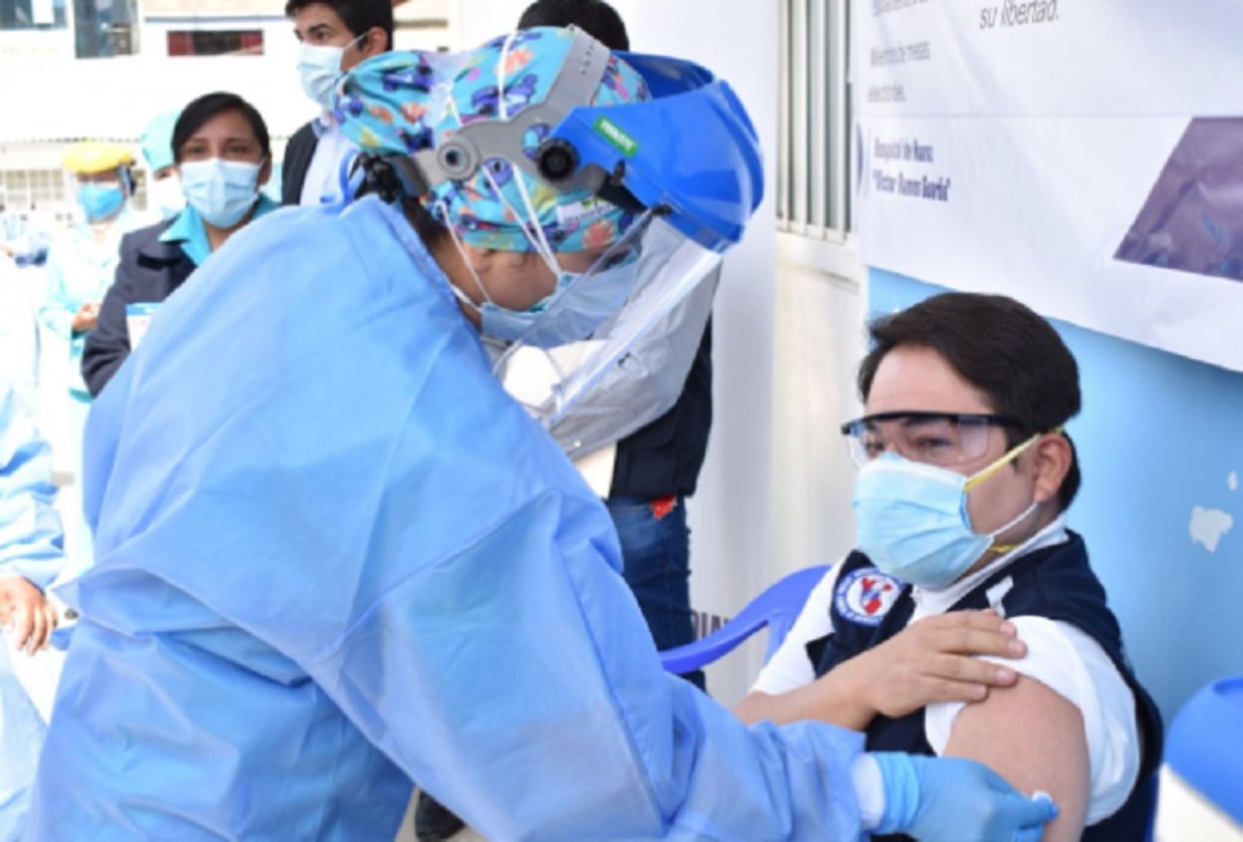 El director del hospital Víctor Ramos Guardia de Huaraz, Ricardo Natividad, se convirtió hoy en el primer médico vacunado con la dosis de Sinopharm contra el nuevo coronavirus en la región Áncash.