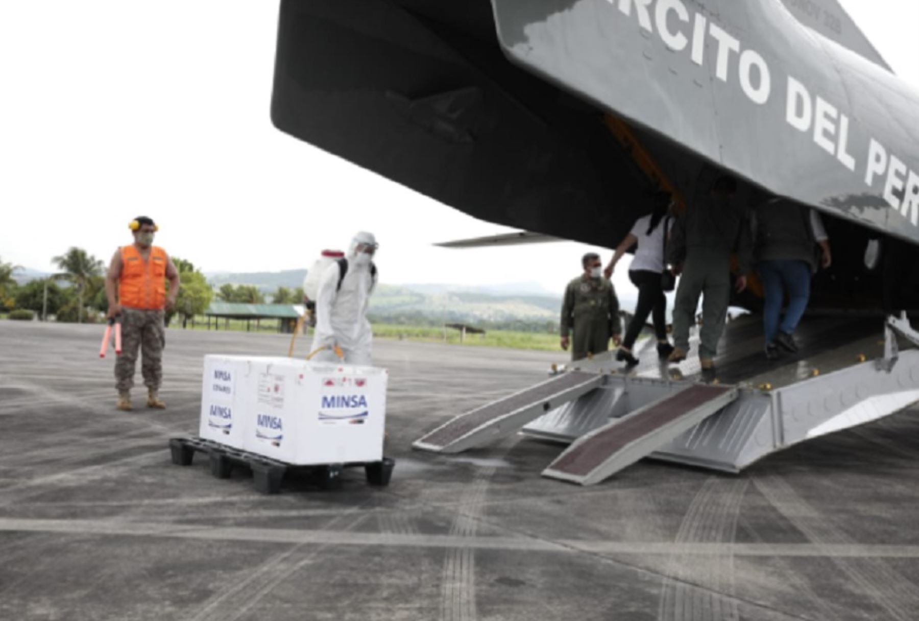 El ansiado primer lote de 3,342 vacunas contra el covid-19 llegó hoy a la región San Martín a bordo de un avión del Ejército del Perú para inmunizar al personal de salud de la primera línea de combate a la pandemia.