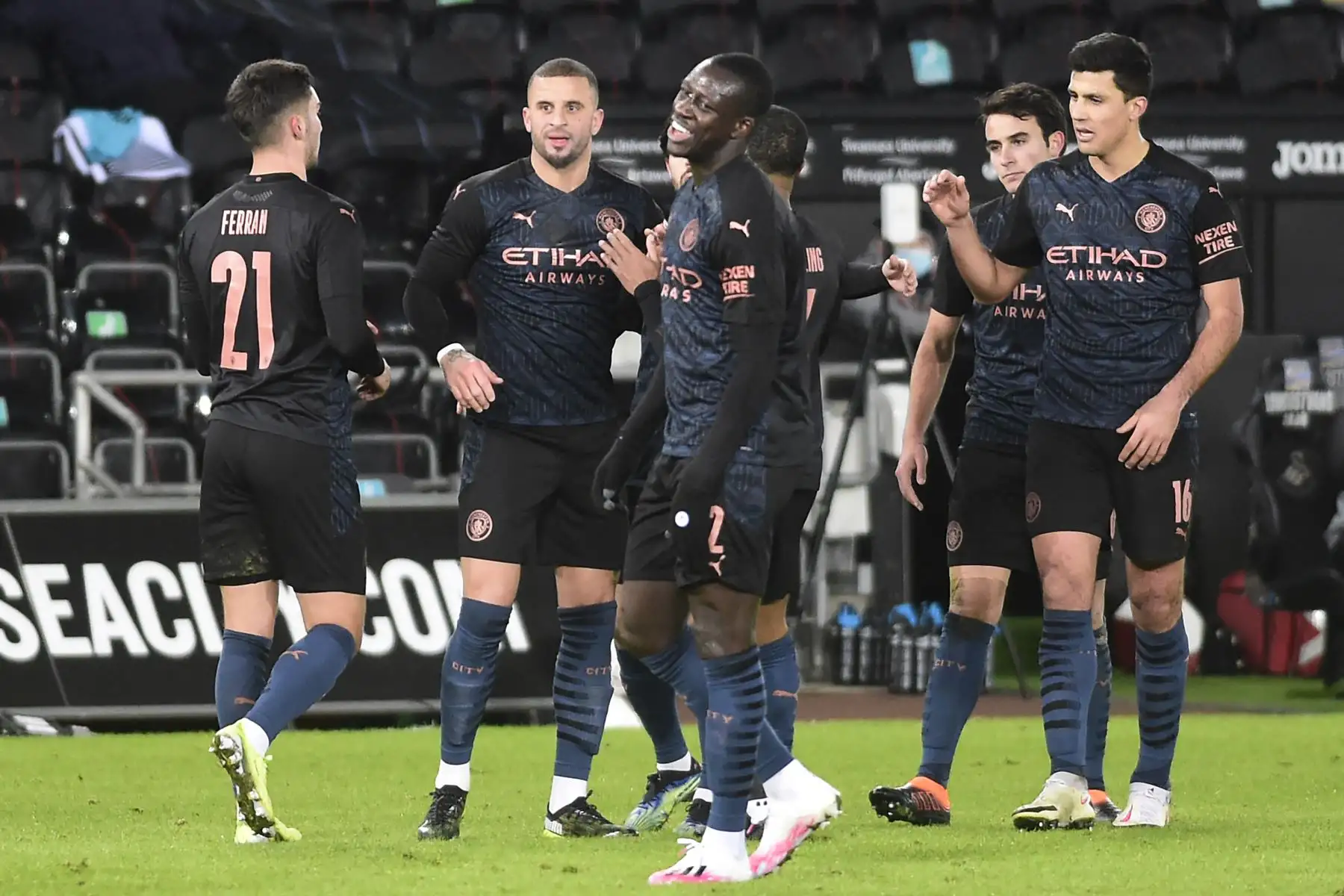 El defensor inglés del Manchester City Kyle Walker celebra junto a sus compañeros tras anotar el primer gol durante la quinta ronda de la Copa FA. Foto: AFP