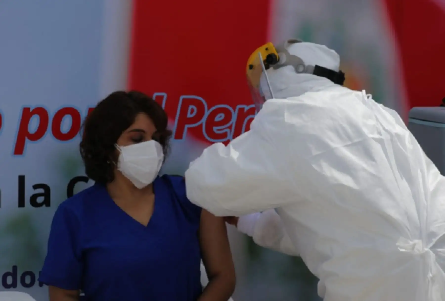 Luisa Beatriz Ortiz Palomino, coordinadora de la Unidad de Emergencia del Hospital Covid-19 Simón Bolívar, es la primera médico vacunada con una de las dosis de Sinopharm que se distribuyeron en la región Cajamarca.