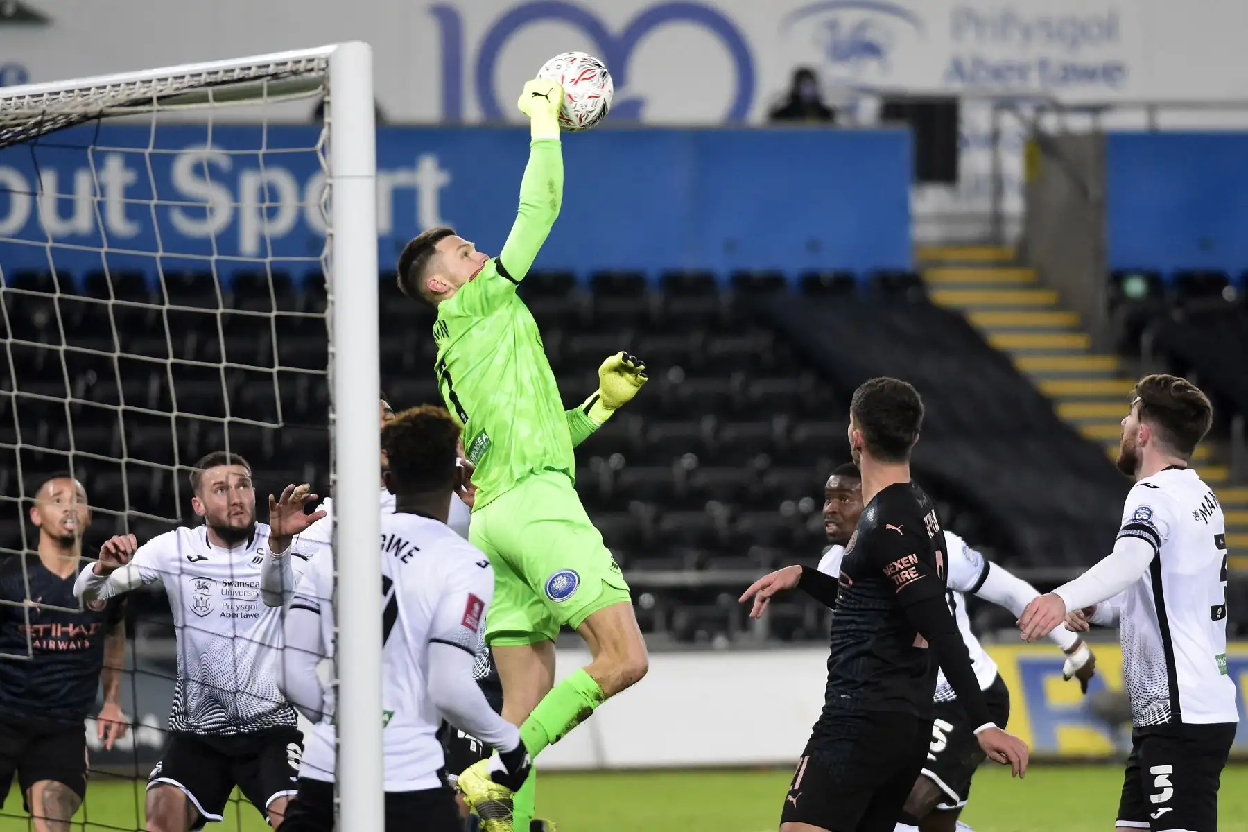 El portero inglés del Swansea City Freddie Woodman salva un disparo durante la quinta ronda de la Copa FA inglesa. Foto: AFP