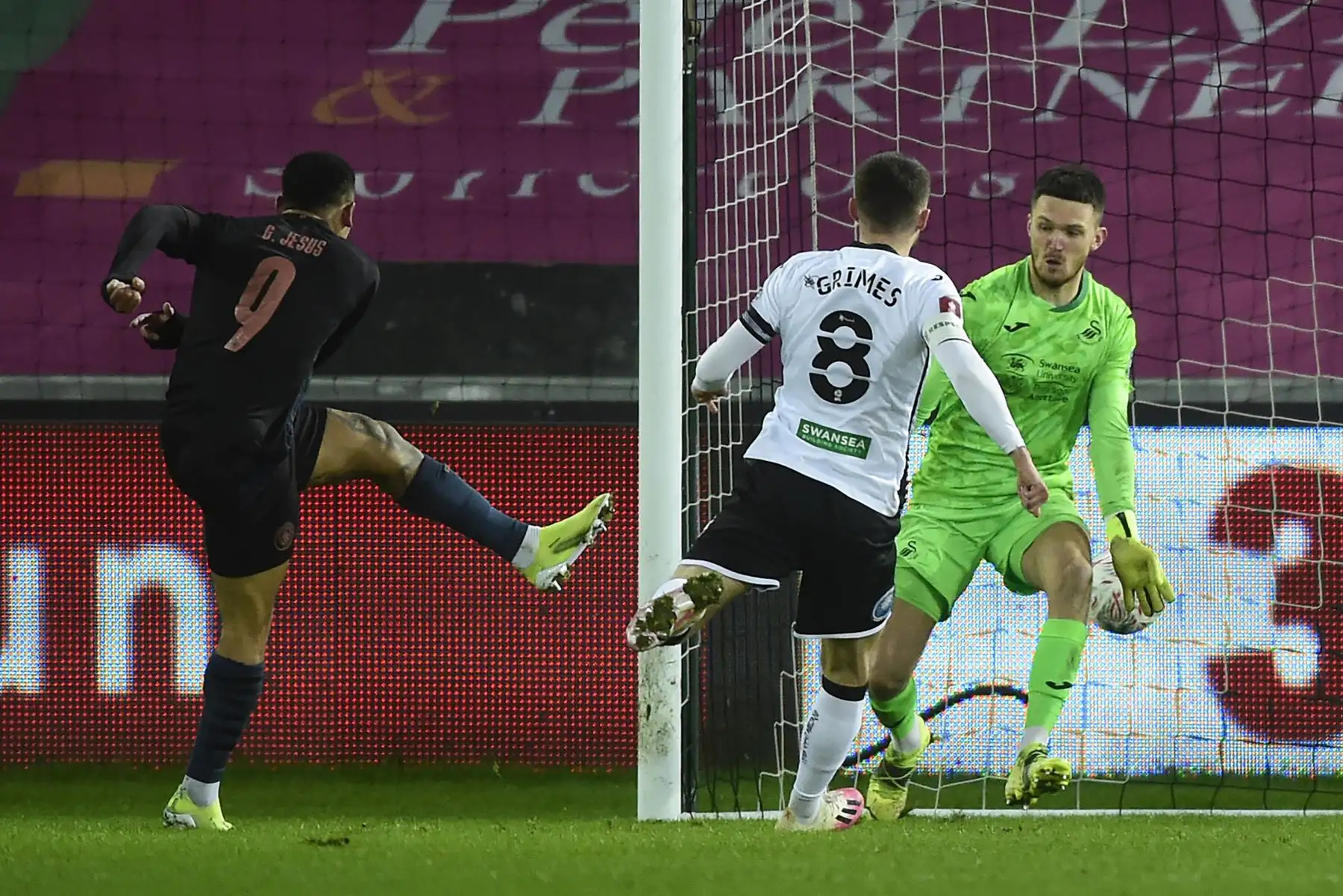 El delantero brasileño del Manchester City Gabriel Jesus anota el tercer gol de su equipo durante la quinta ronda de la Copa FA inglesa. Foto: AFP