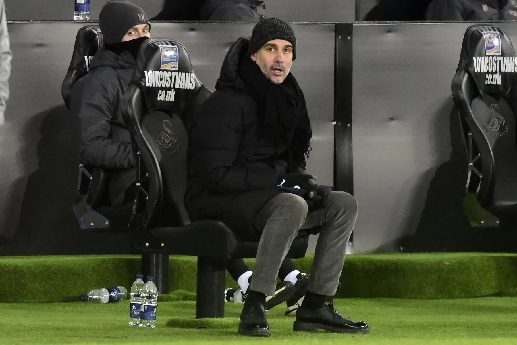 El técnico español del Manchester City, Pep Guardiola, observa durante la quinta ronda de la Copa FA inglesa entre Swansea y Manchester City en el Liberty Stadium. Foto: AFP