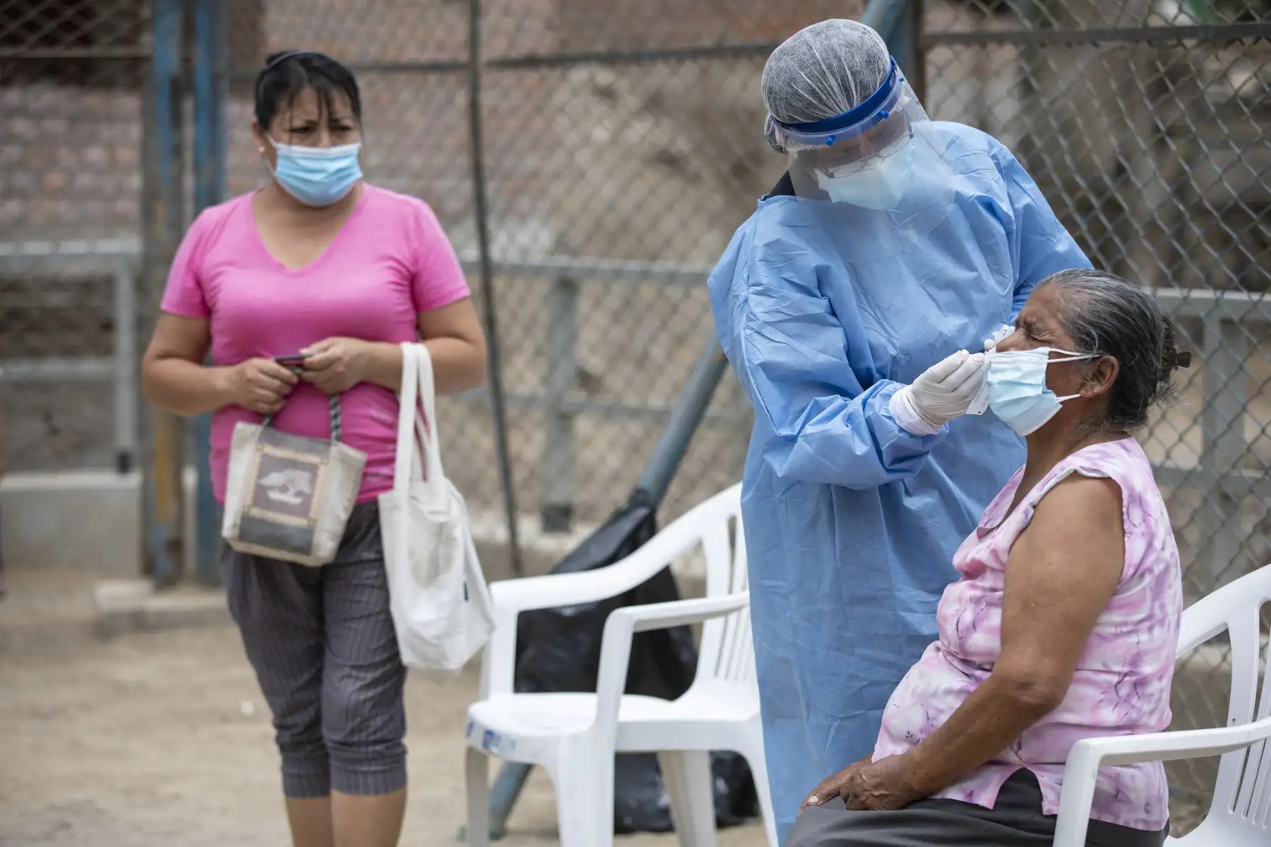 La Municipalidad de Lima a través de Sisol Salud, llevó la campaña Lima Te Cuida a Comas, donde realizaron descartes de covid-19 y otros servicios de salud. Foto: MML