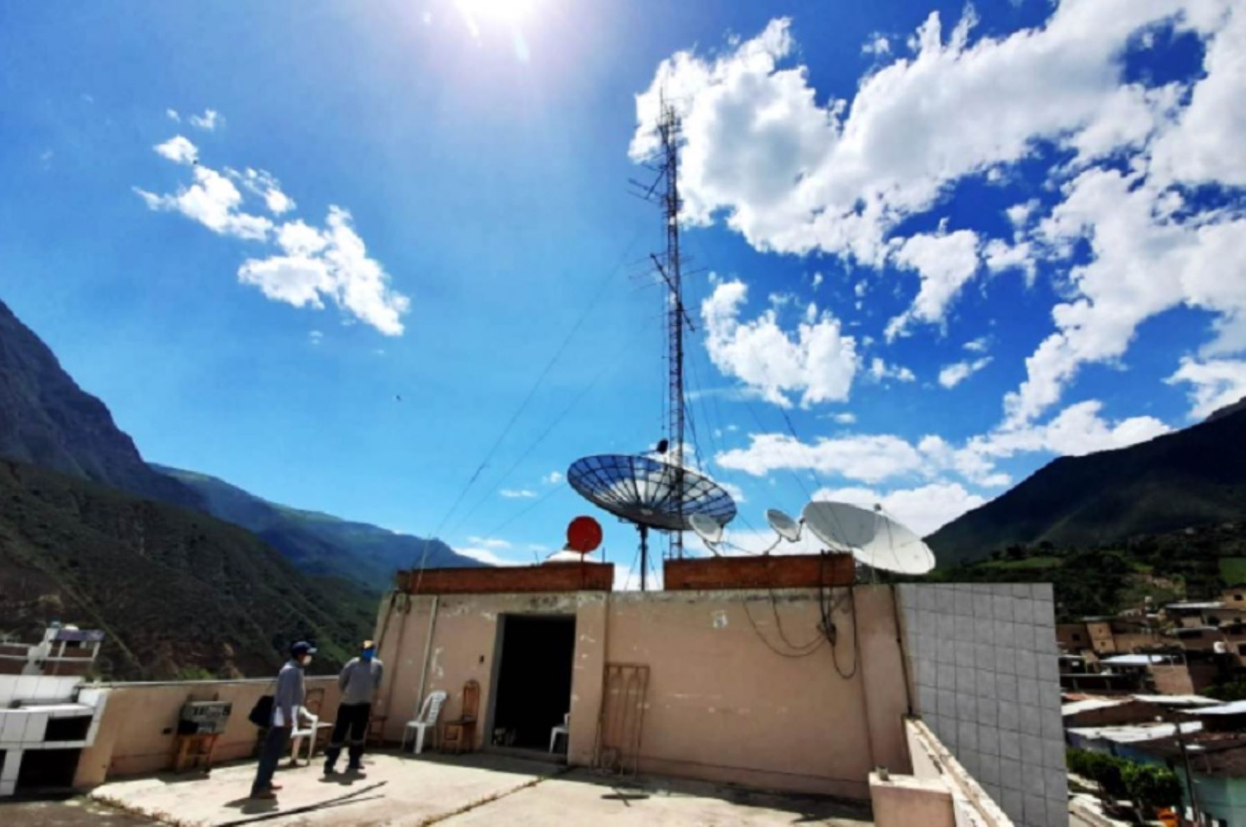 Un total de 105 antenas que transmiten la señal de Radio Nacional y Tv Perú fueron reparadas por una brigada de ingenieros y técnicos contratados por la Dirección Regional de Transportes y Comunicaciones (DRTC) de Cajamarca, en beneficio de más de 35,000 pobladores de comunidades rurales.