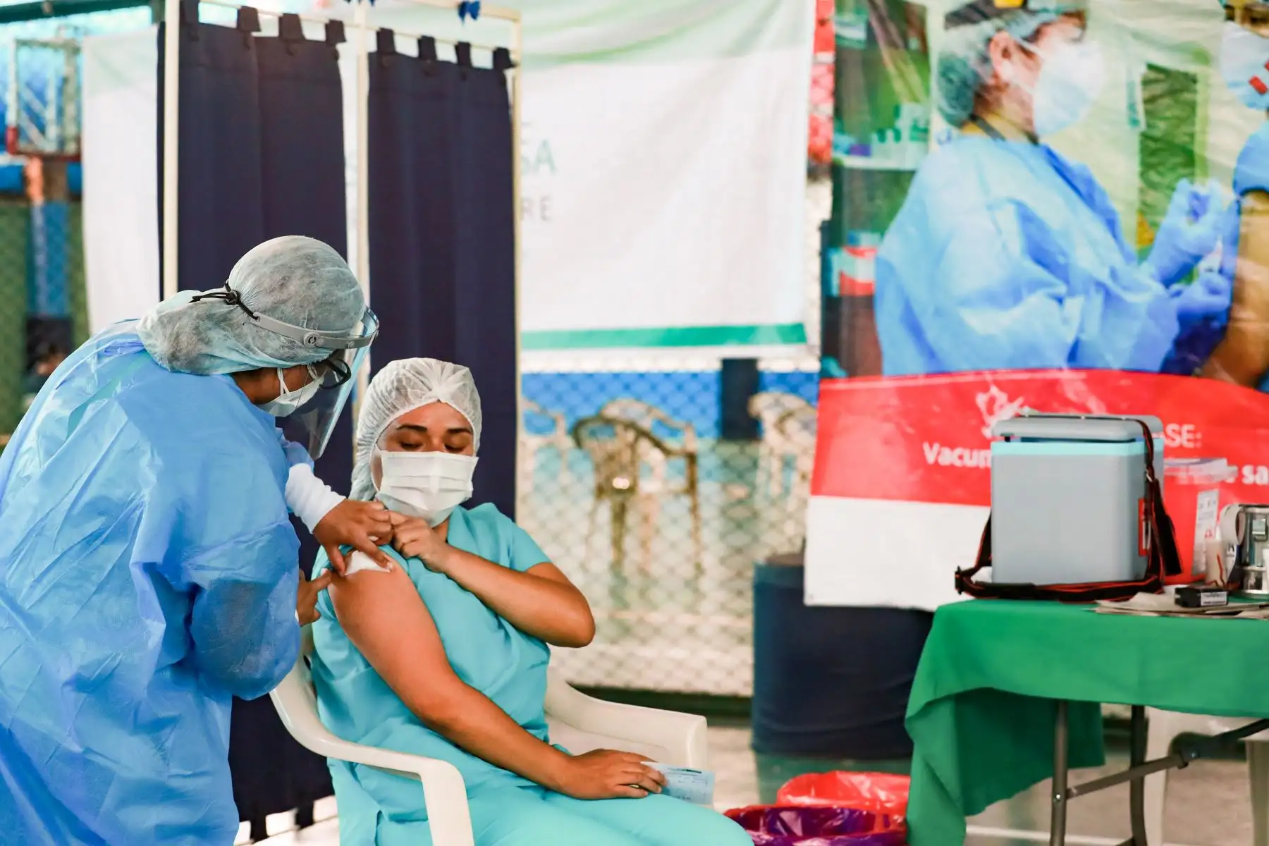 Técnica de enfermería Maura Carnero recibe vacuna contra coronavirus. Médicos, enfermeras, y técnicos del Hospital Santa Rosa son vacunados contra el Covid-19.

Foto: ANDINA/Carla Patiño