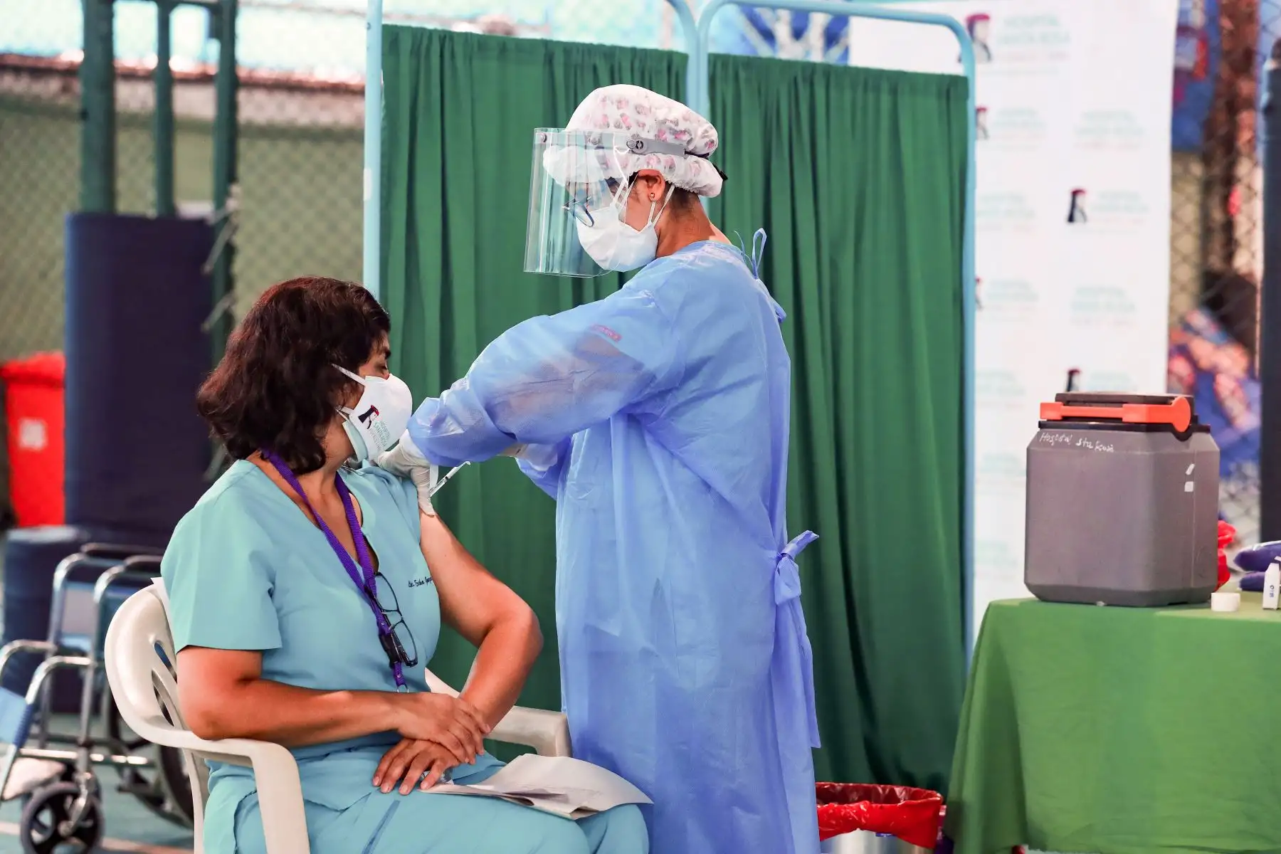 Lic. de enfermería Erika Gonzáles trabaja en primera línea en el área de cuidados intensivos Covid-19 recibe la primera dosis de la vacuna Sinopharm. Médicos, enfermeras, y técnicos del Hospital Santa Rosa son vacunados contra el Covid-19.

Foto: ANDINA/Carla Patiño