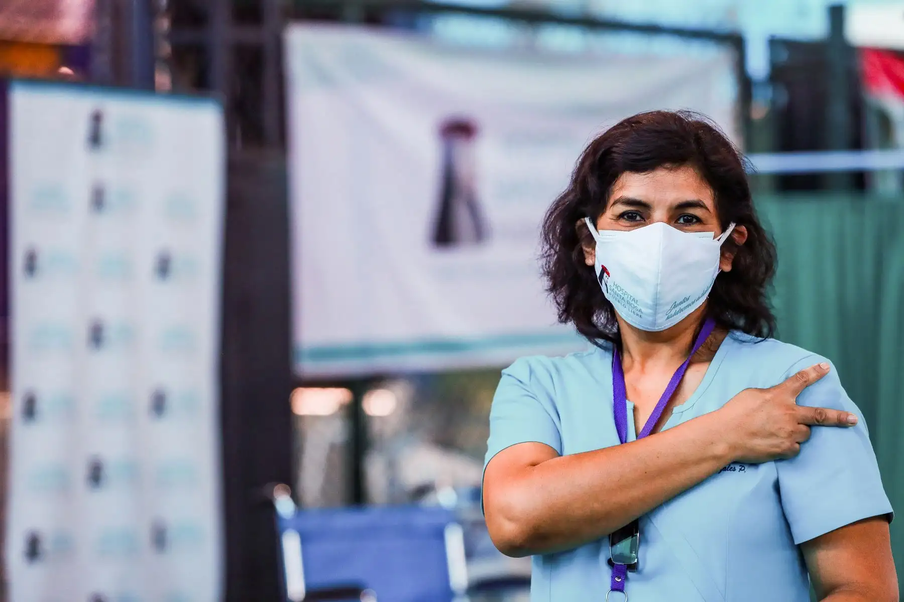 Lic. de enfermería Erika Gonzáles trabaja en primera línea en el área de cuidados intensivos Covid-19 recibe la primera dosis de la vacuna Sinopharm. Médicos, enfermeras, y técnicos del Hospital Santa Rosa son vacunados contra el Covid-19.

Foto: ANDINA/Carla Patiño