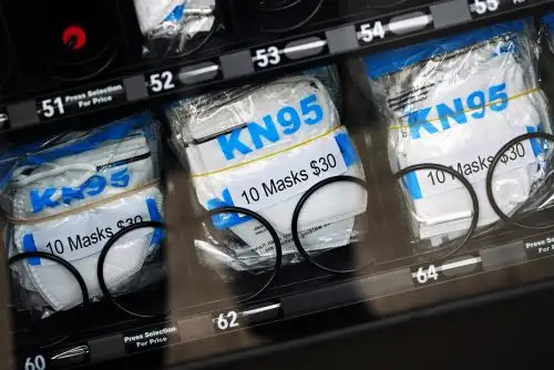 Pero las mascarillas de tela y las quirúrgicas suelen quedar más sueltas que las KN95 (o FFP2), aumentando el riesgo de que el aire se escape por los lados. Foto: AFP