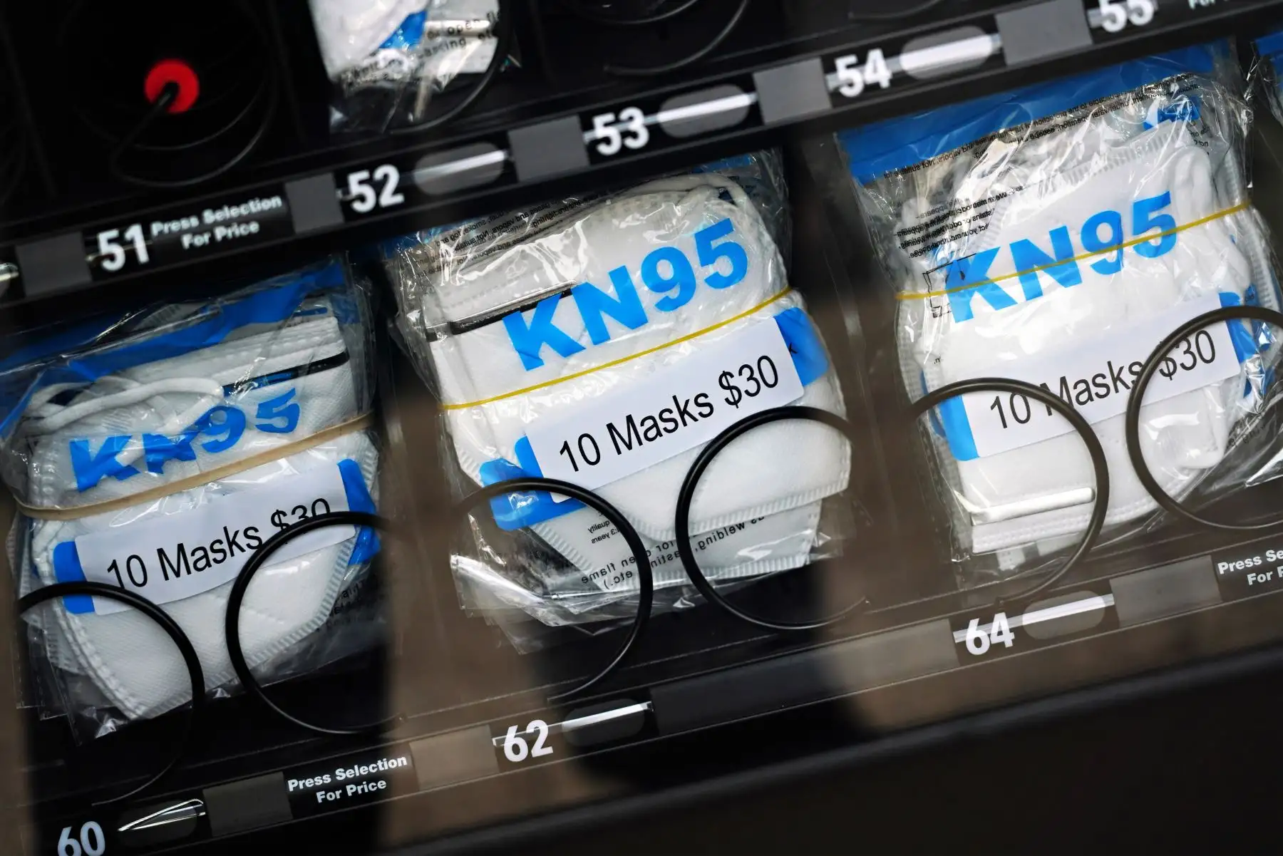 Pero las mascarillas de tela y las quirúrgicas suelen quedar más sueltas que las KN95 (o FFP2), aumentando el riesgo de que el aire se escape por los lados. Foto: AFP