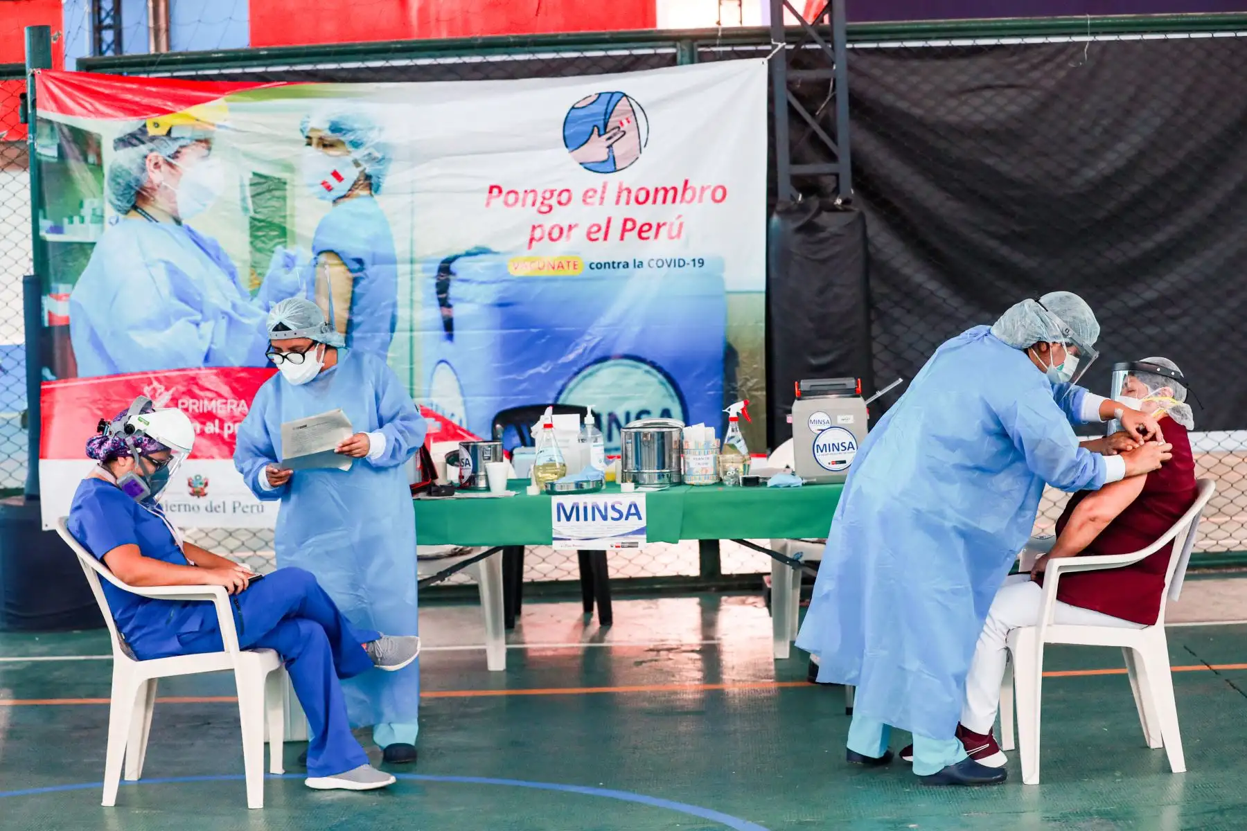 Médicos, enfermeras, y técnicos del Hospital Santa Rosa son vacunados contra el Covid-19.

Foto: ANDINA/Carla Patiño