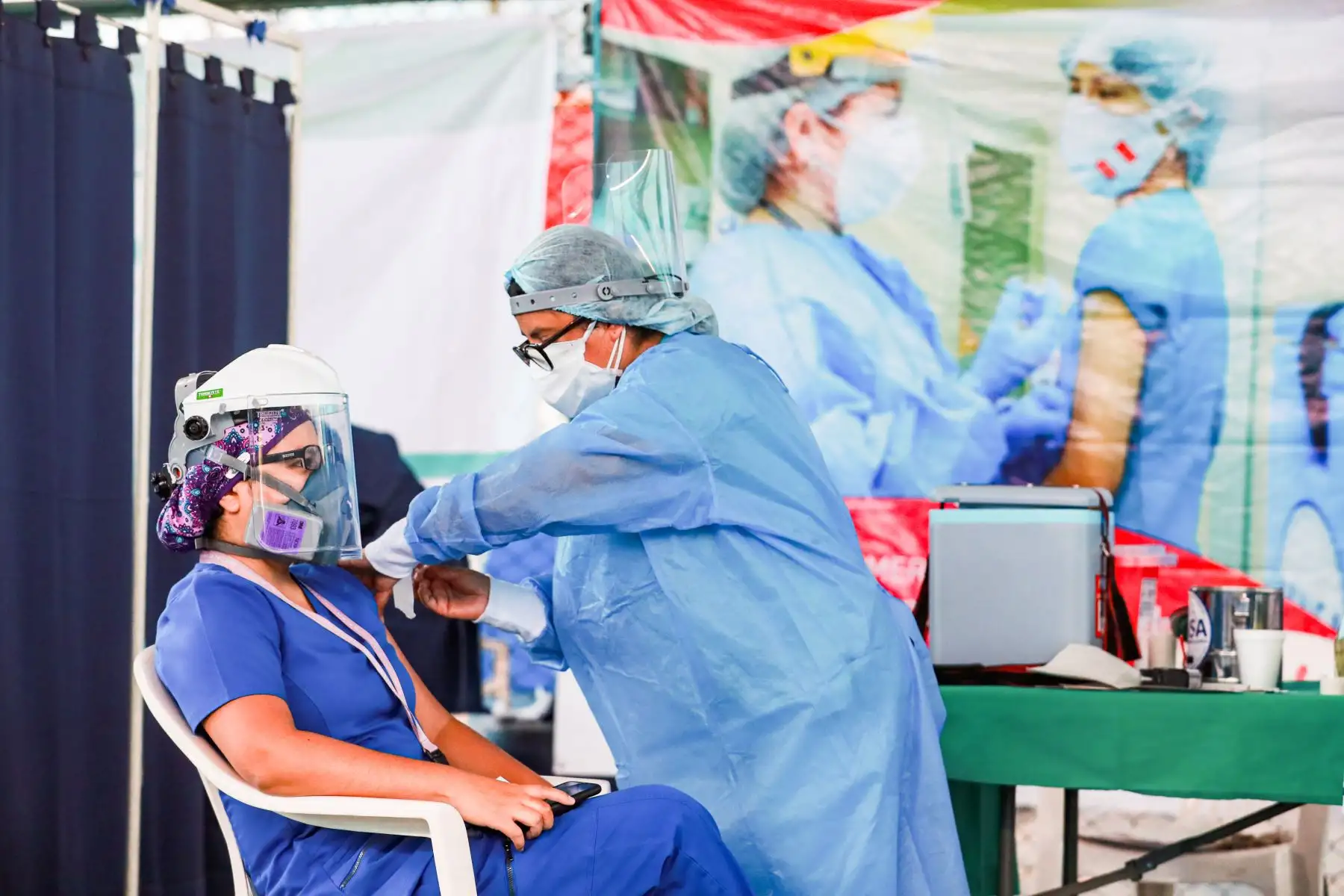 Doctora Vera Silva quién trabaja en el área de cardiología fue vacunada contra el Covid-19 en el Hospital Santa Rosa de Pueblo Libre en Lima.
Foto: ANDINA/Carla Patiño